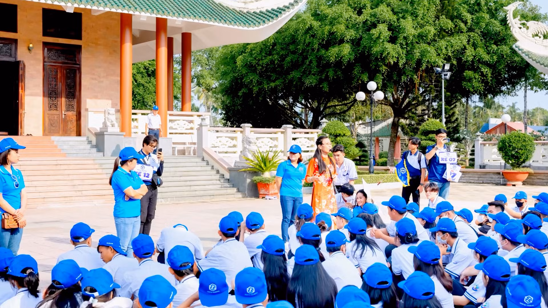 Thuyết minh viên giới thiệu cho du khách về Đền thờ Vua Hùng (Cần Thơ).