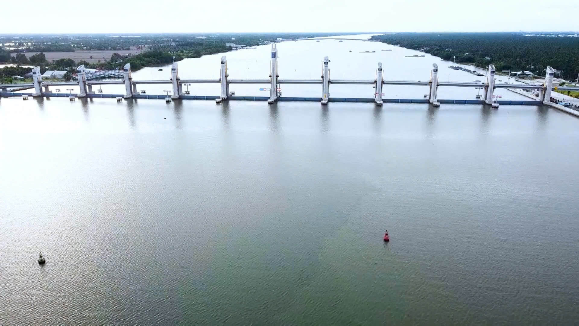 Giữa cao điểm hạn mặn tháng 4/2024, các cống Công trình thủy điện Cái Lớn-Cái Bé đều đóng.