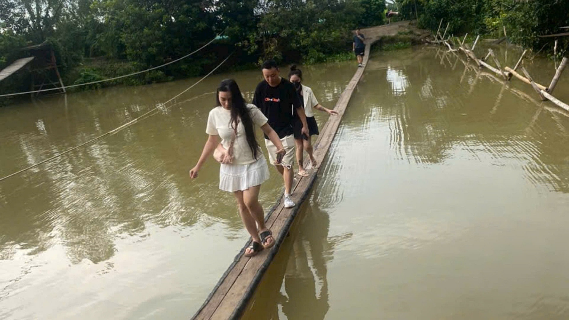 Du khách trải nghiệm tại cù lao Mây.