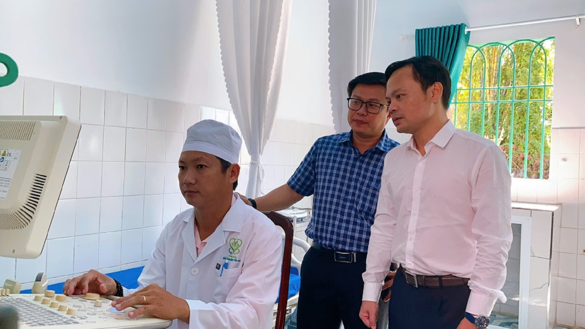 Lãnh đạo Sở Y tế Cần Thơ kiểm tra trang thiết bị y tế tại một phòng khám bác sĩ gia đình.