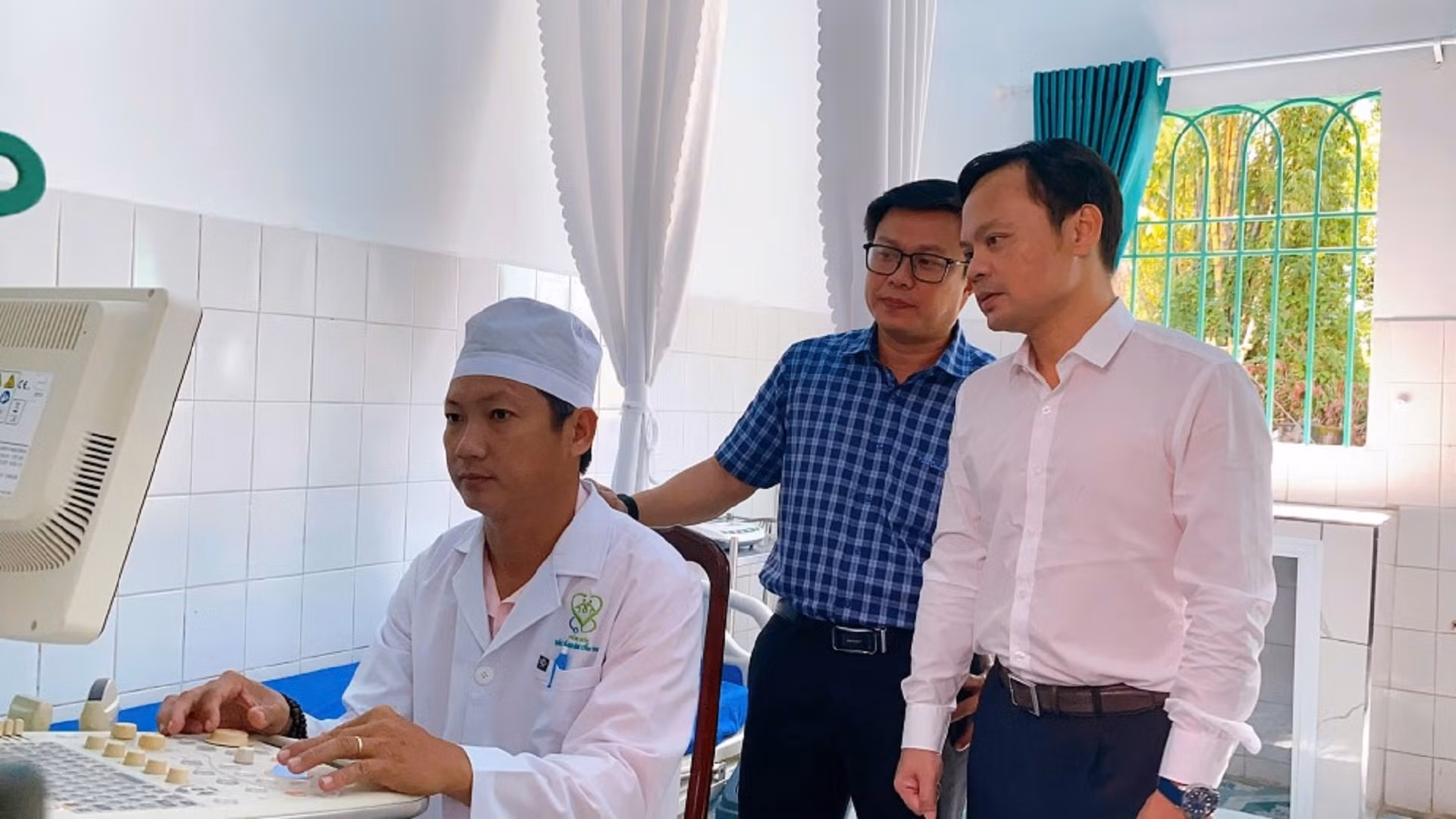 Lãnh đạo Sở Y tế Cần Thơ kiểm tra trang thiết bị y tế tại một phòng khám bác sĩ gia đình.
