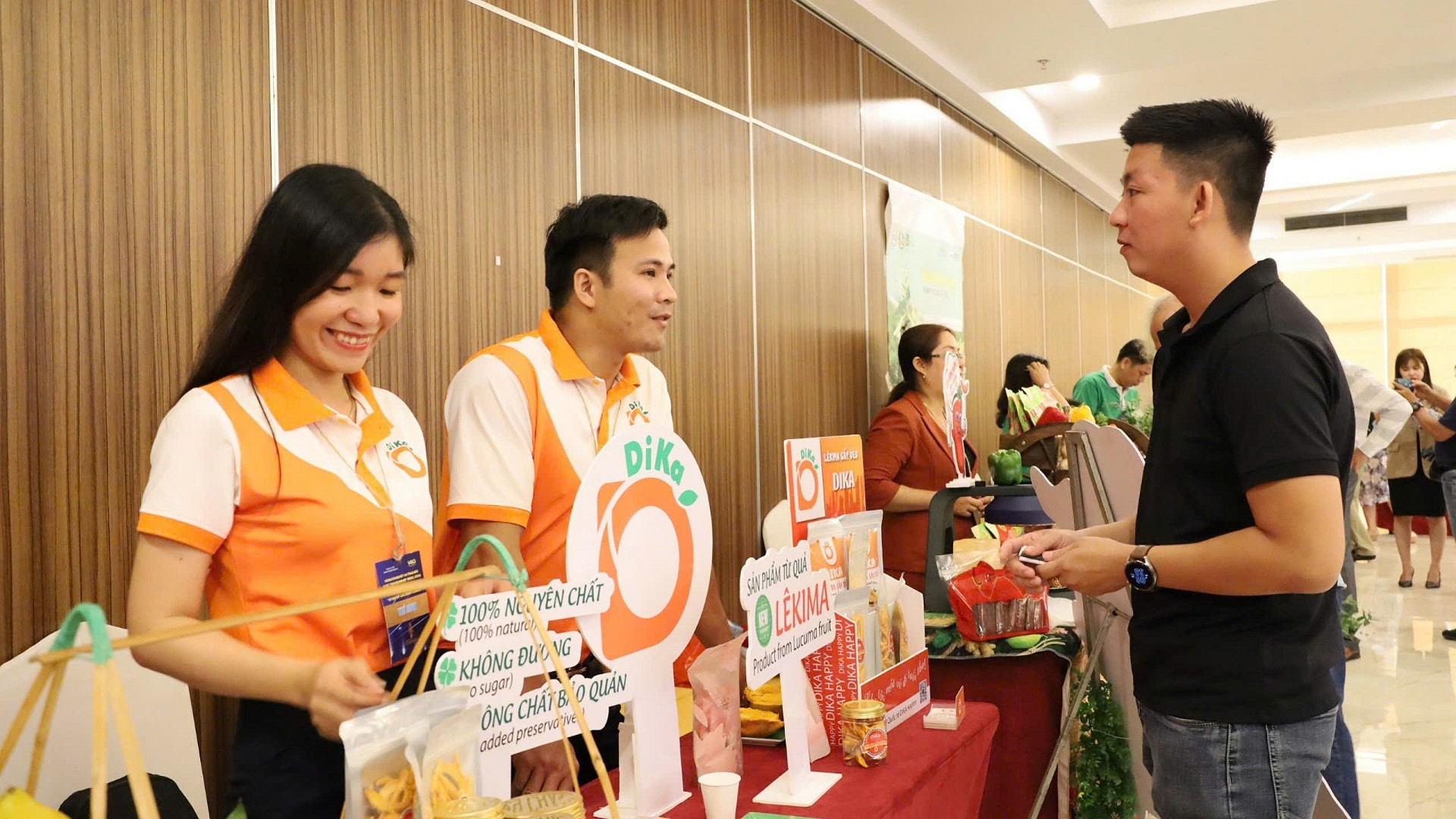 Giới thiệu sản phẩm Dika Happy tại một hội chợ.