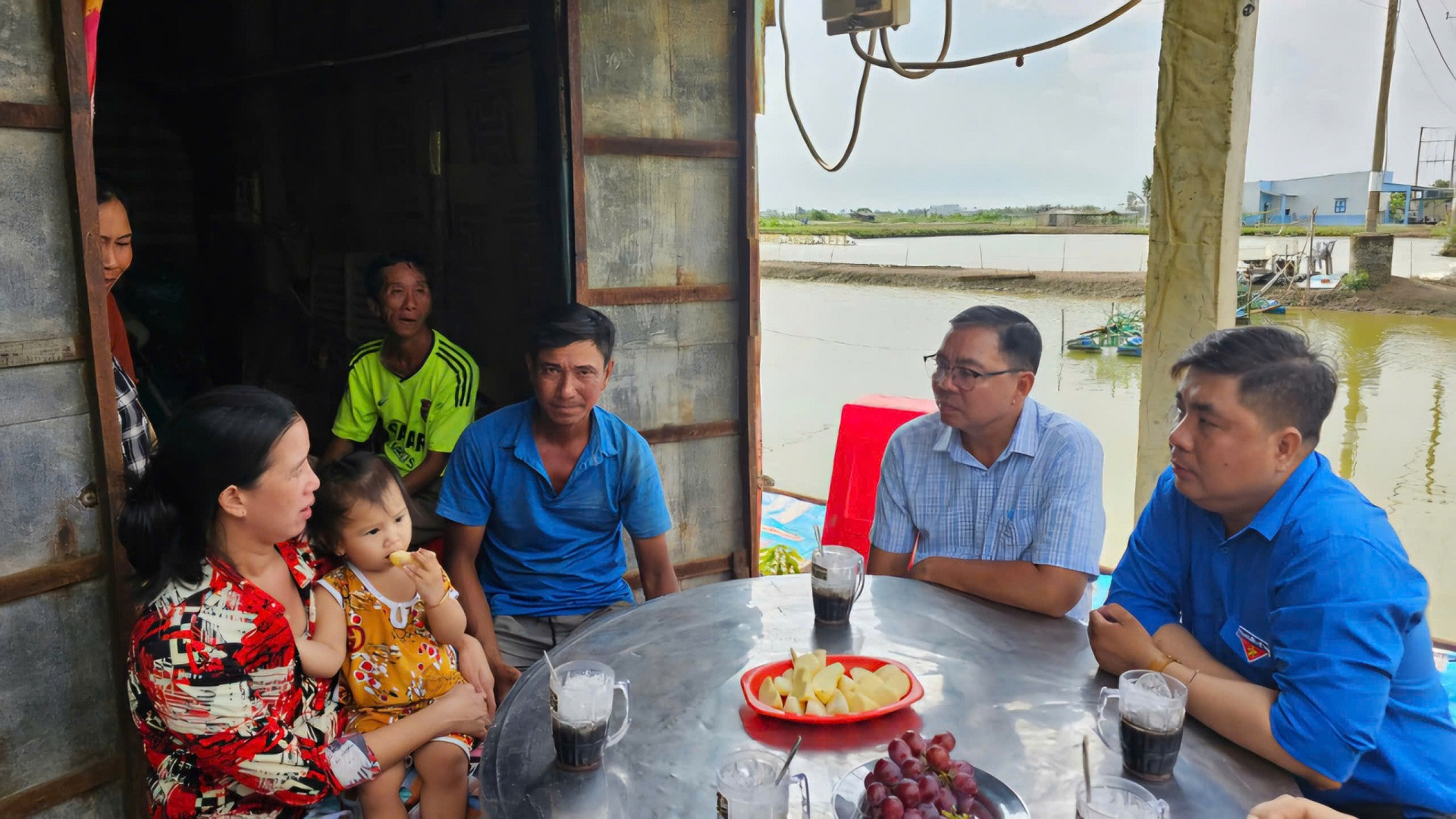 Cán bộ địa phương, đoàn thanh niên lắng nghe tâm tư, nguyện vọng của người dân.