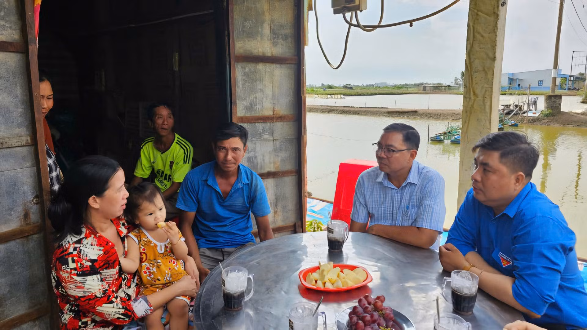 Cán bộ địa phương, đoàn thanh niên lắng nghe tâm tư, nguyện vọng của người dân.