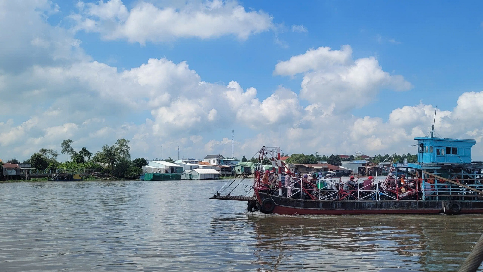 Việc đi lại thuận tiện sẽ là điều kiện để du lịch các cù lao phát triển.