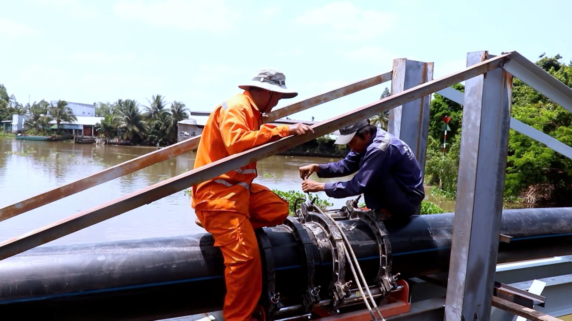 Cần Thơ thực hiện chủ trương xây dựng và nâng cấp hệ thống cấp nước, đưa nguồn nước sạch đến cho các hộ dân ở vùng sâu, vùng xa nhất.