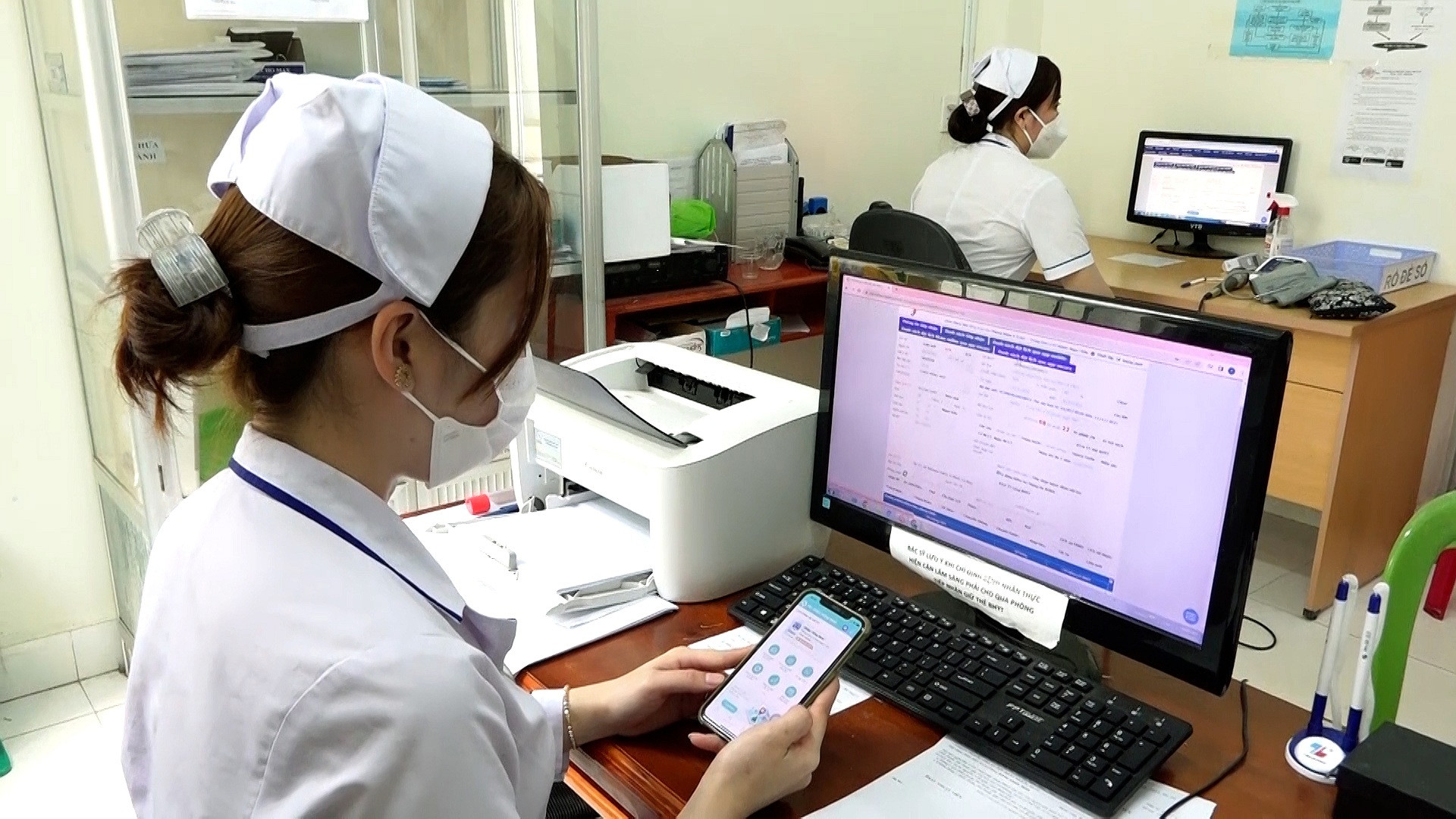 Trung tâm y tế huyện Ngọc Hiển nghiên cứu lại hồ sơ qua phần mềm quản lý bệnh án điện tử.