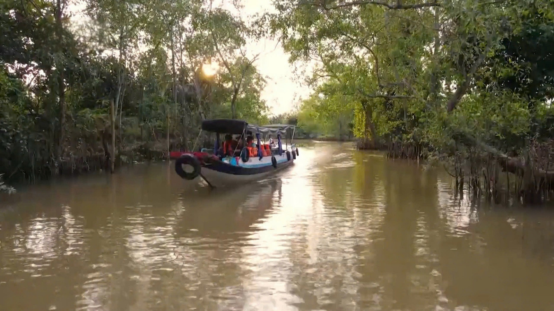 Du khách trải nghiệm tại một cù lao ở tỉnh Vĩnh Long.