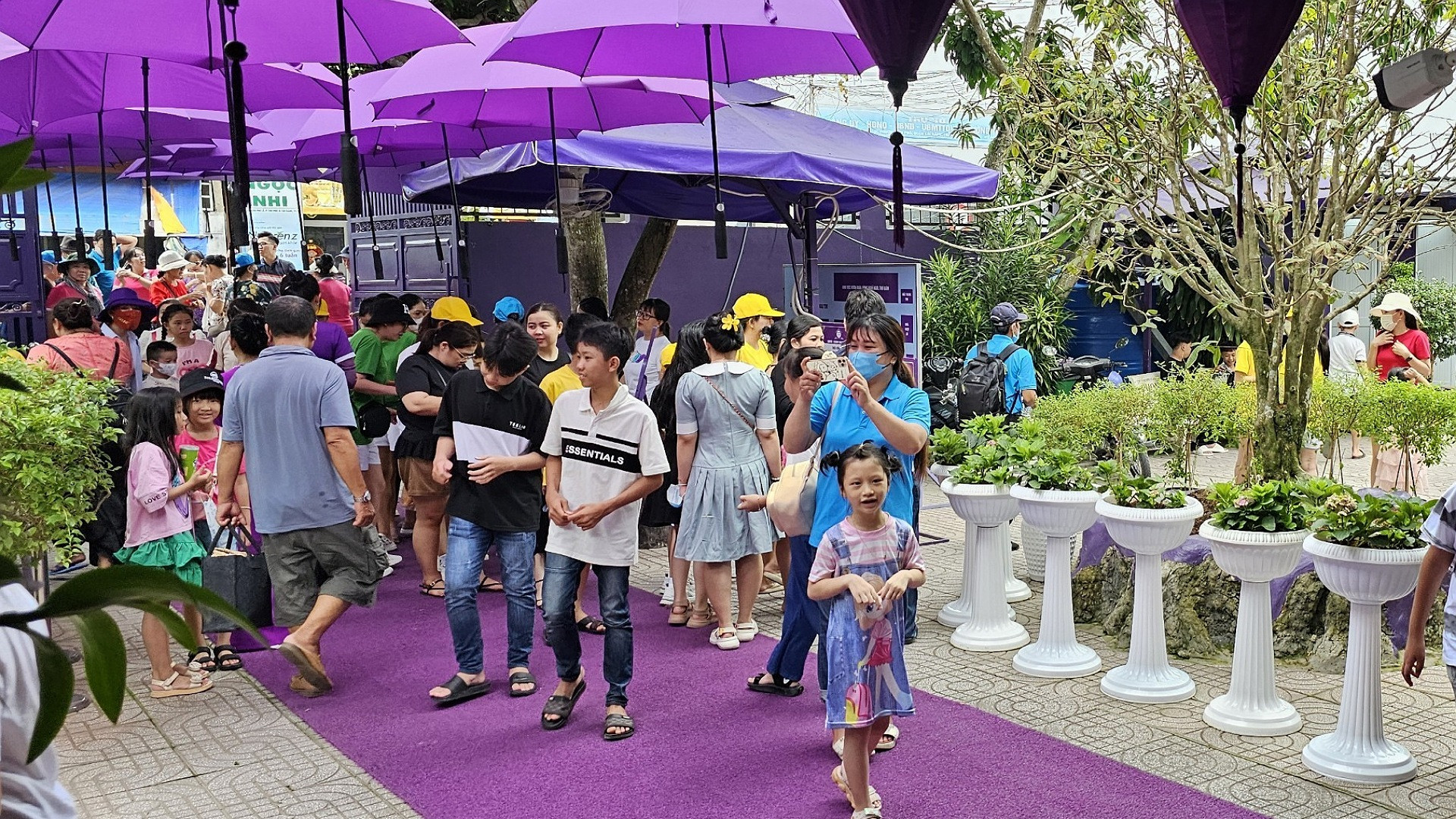 Rất đông du khách trải nghiệm không gian mới lạ tại Căn nhà màu tím.