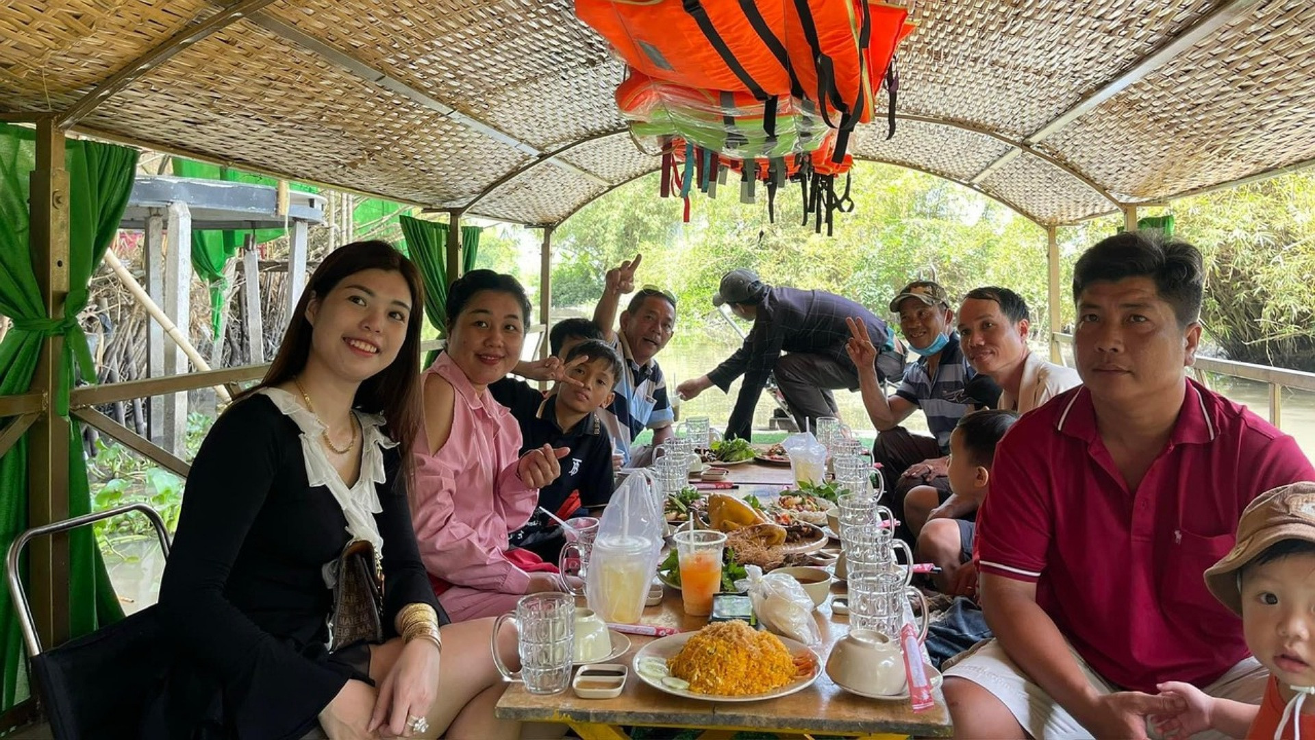 Du khách thích thú với trải nghiệm mới lạ tại một khu sinh thái ở Hậu Giang.