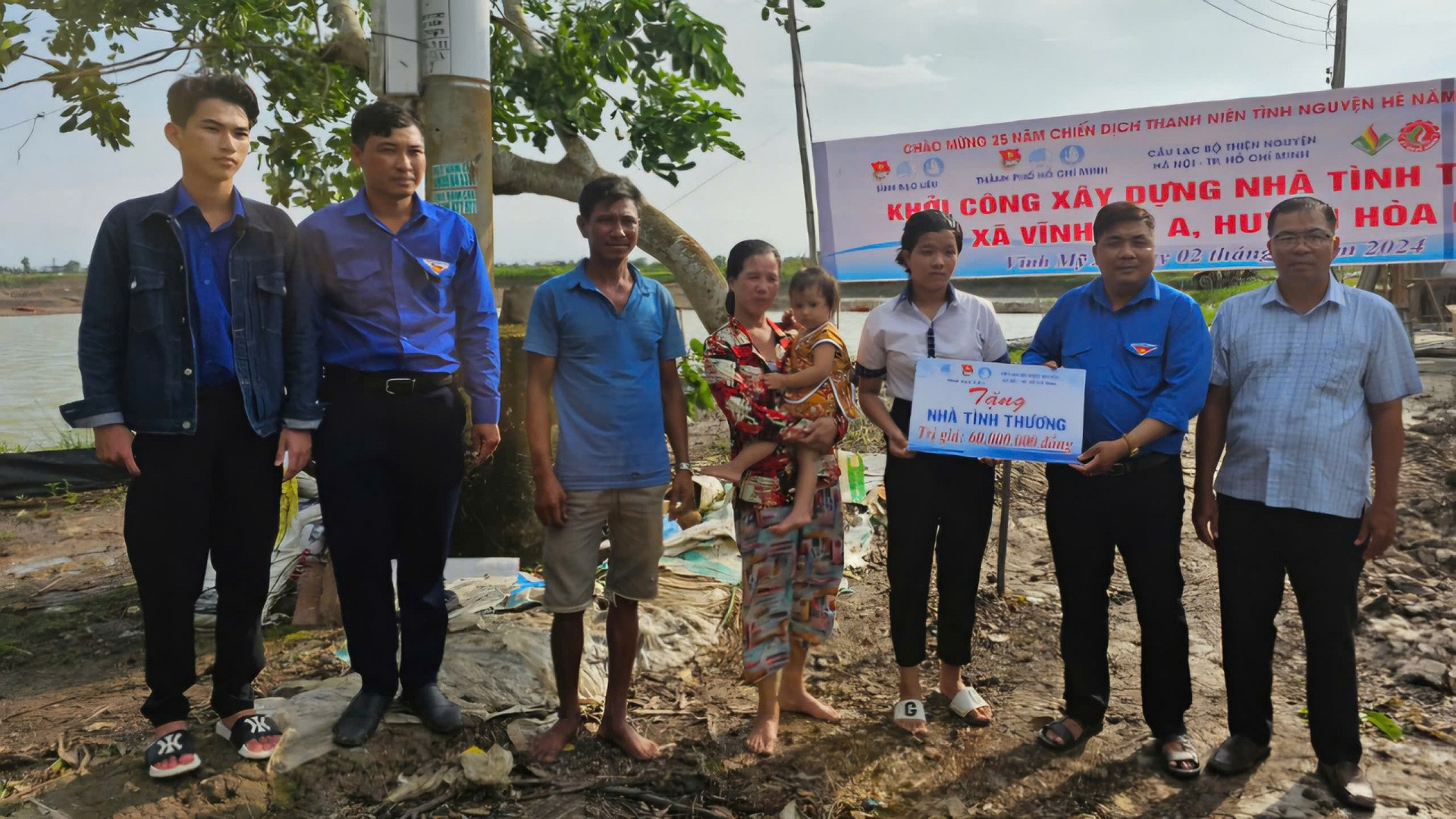 Chính quyền địa phương, đoàn viên thanh niên huyện Hòa Bình thay mặt nhà hảo tâm trao tiền hỗ trợ người dân làm nhà.