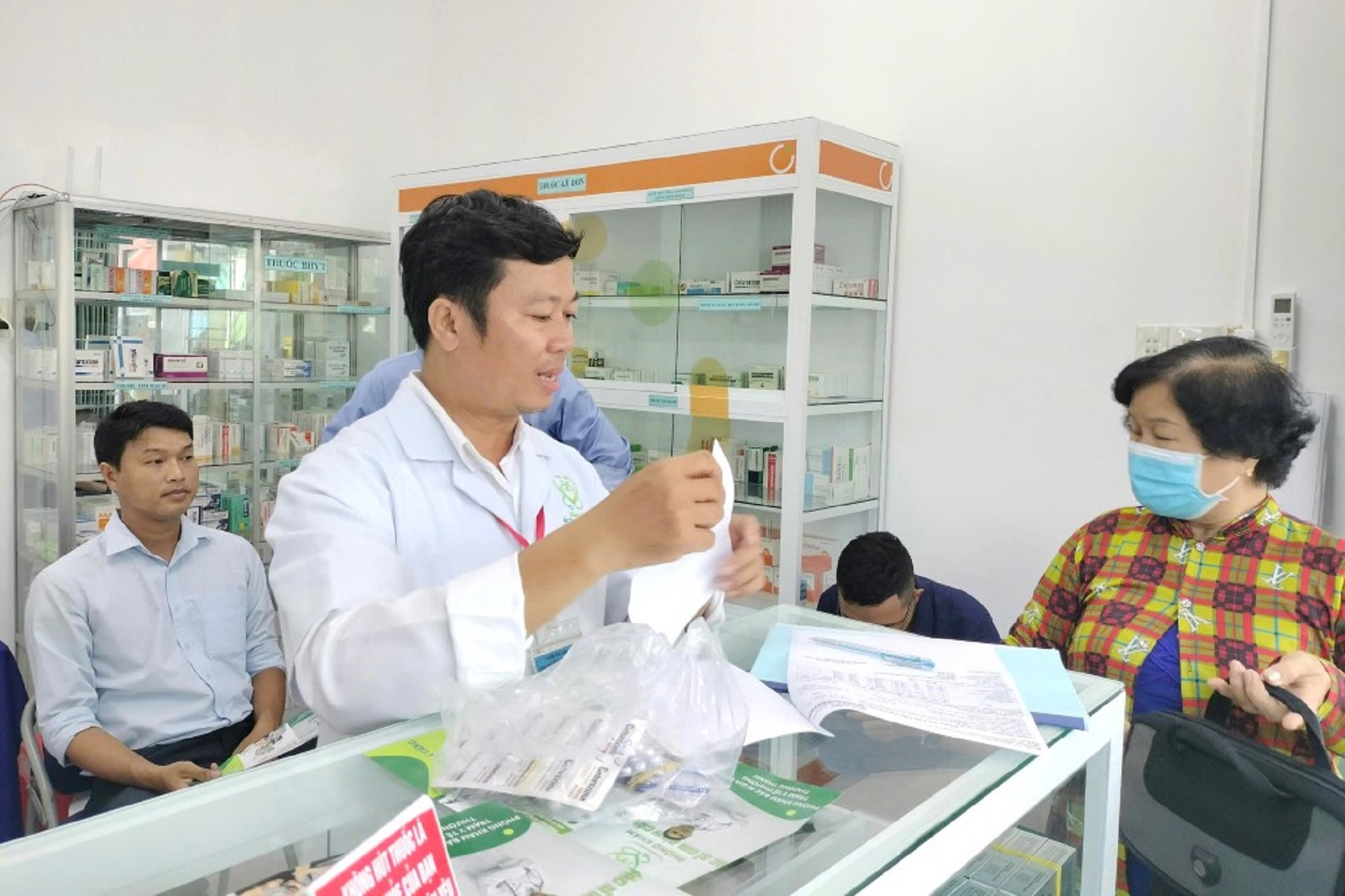 Các phòng khám bác sĩ gia đình cung cấp đủ thuốc cho người dân trên từng địa bàn.