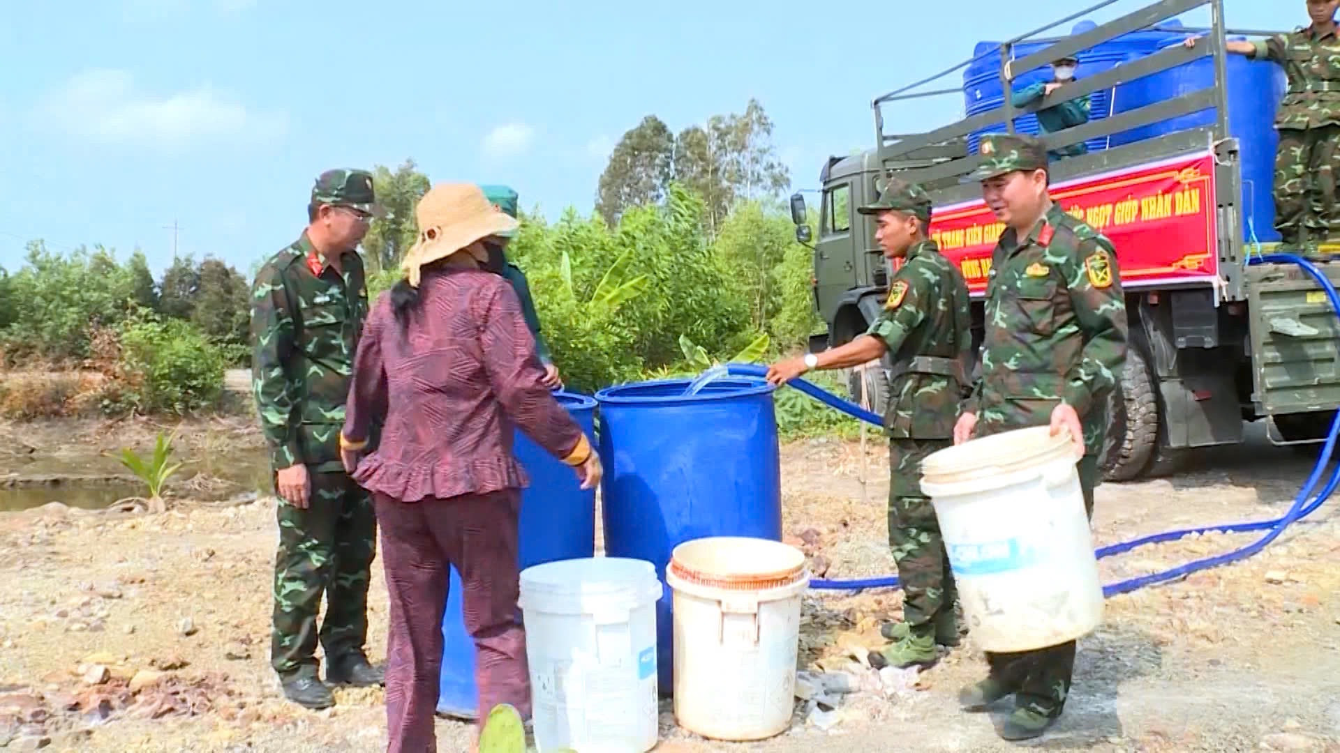 Giữa cao điểm hạn mặn, Quân khu 9 xuất quân vận chuyển nước sạch miễn phí cho người dân Cà Mau.