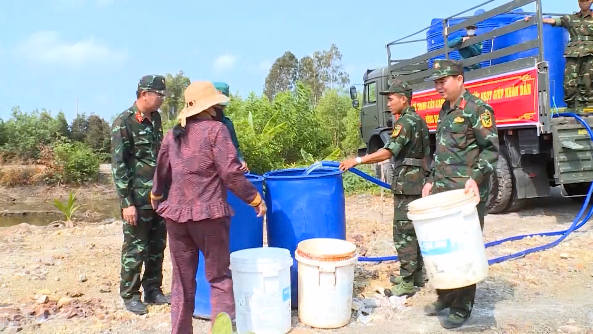 Giữa cao điểm hạn mặn, Quân khu 9 xuất quân vận chuyển nước sạch miễn phí cho người dân Cà Mau.