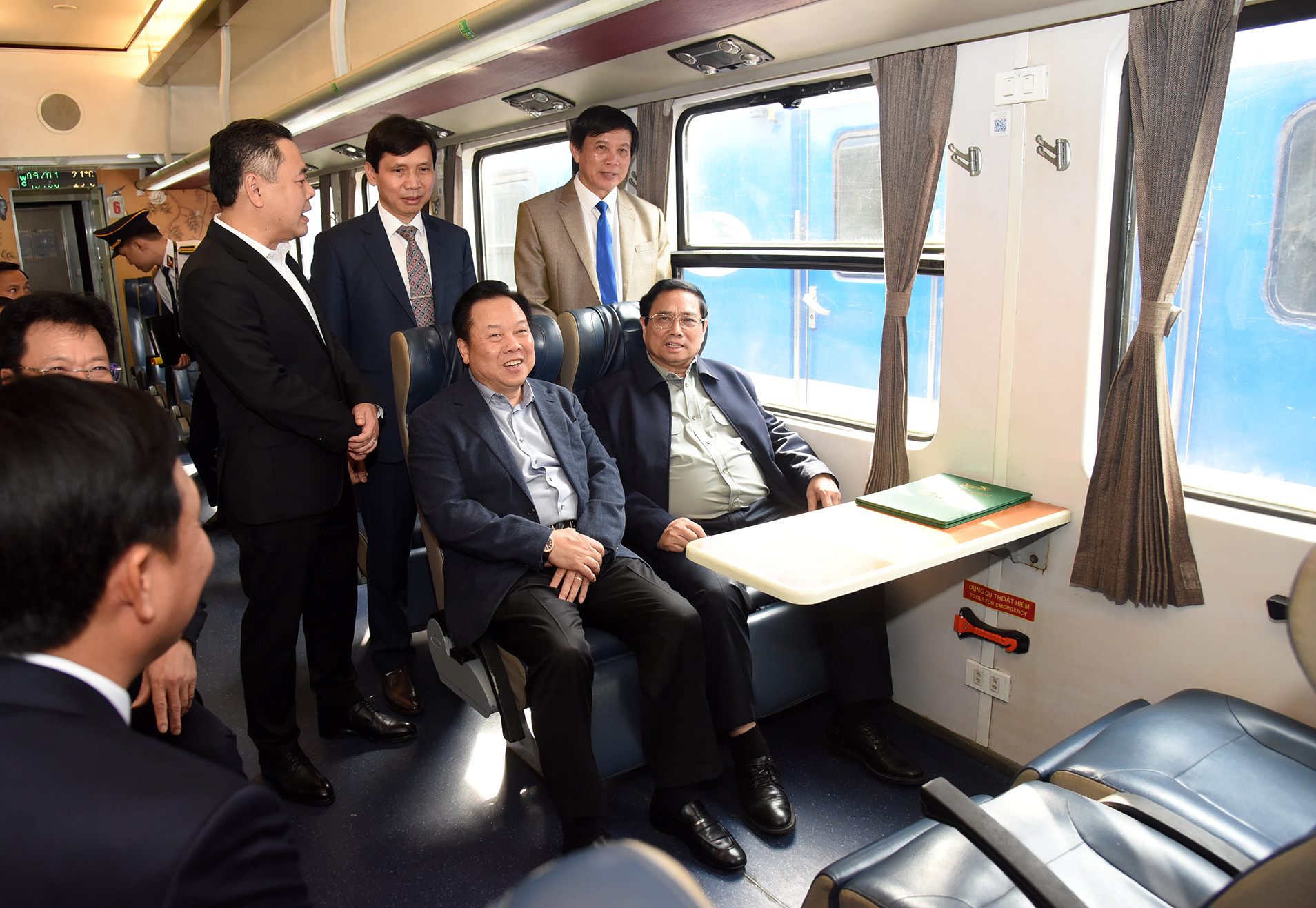 Thủ tướng Phạm Minh Chính kiểm tra đoàn tàu khách chất lượng cao.