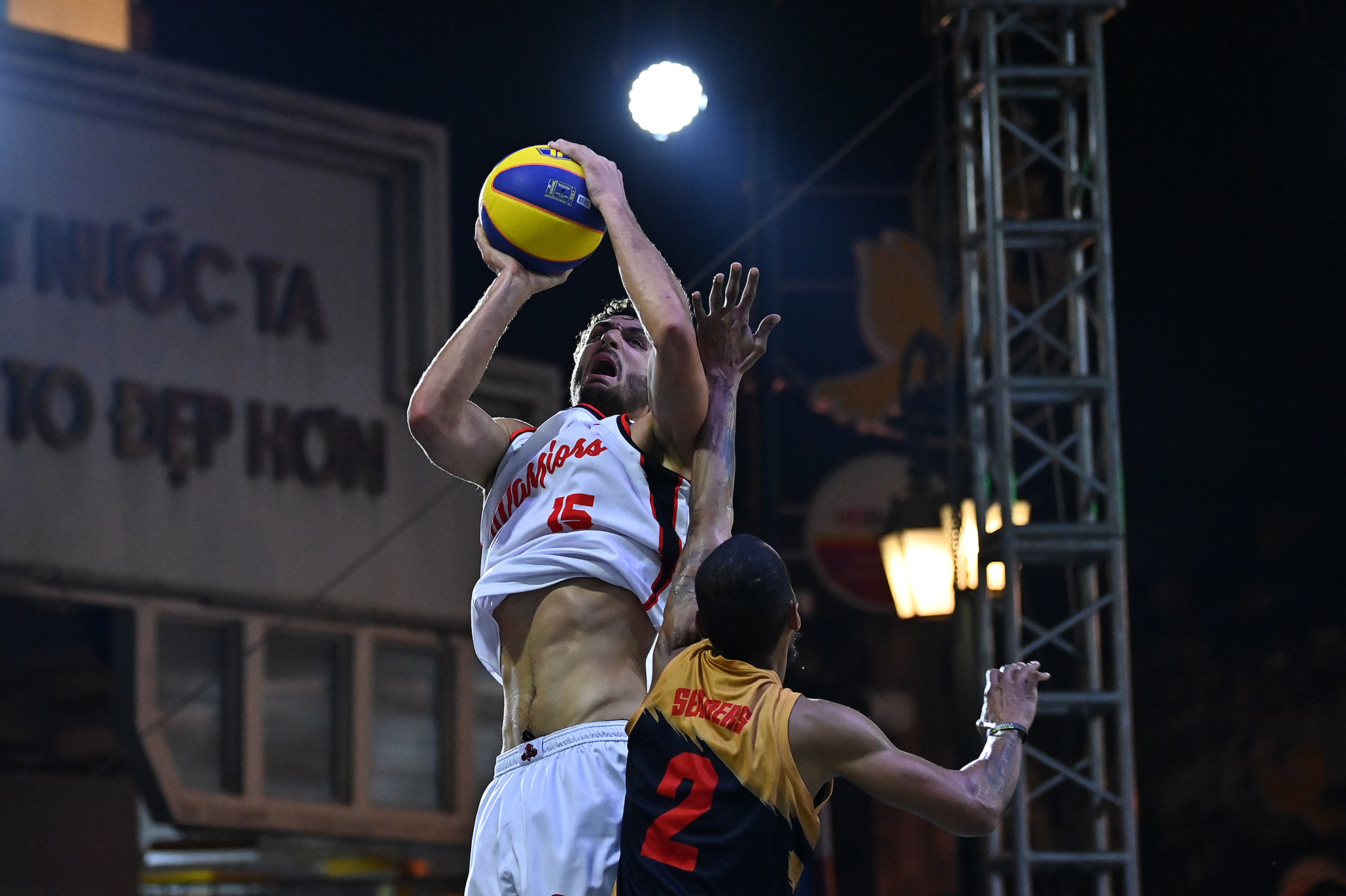 Thang Long Warriors (áo trắng) là đội nhập cuộc tốt hơn khi áp đặt thế trận và vươn lên dẫn điểm ngay sau những phút đầu trận.