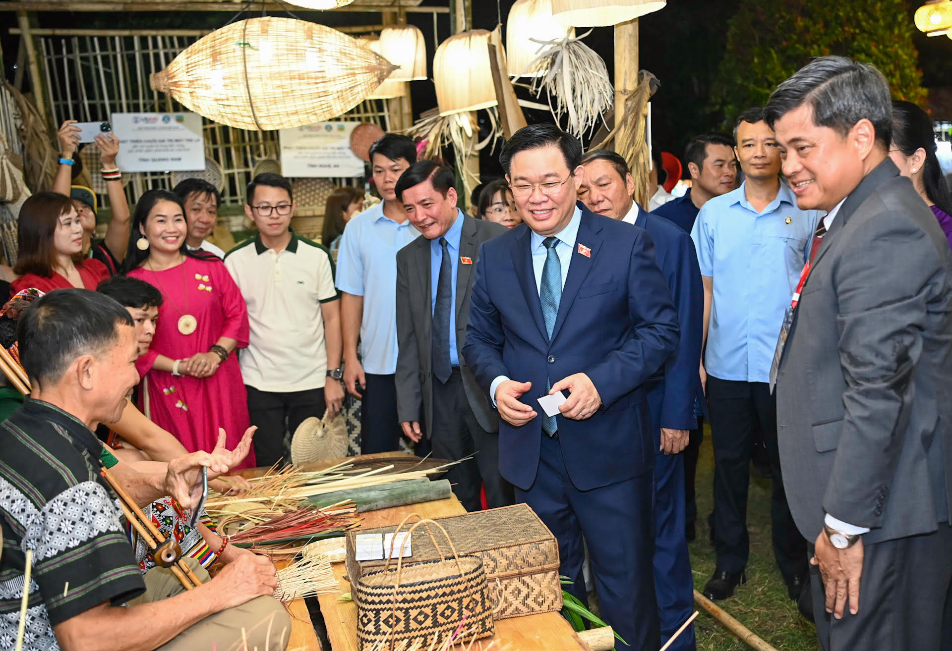 Chủ tịch Quốc hội Vương Đình Huệ và các đại biểu tham tham quan gian hàng trưng bày tại Festival bảo tồn và phát triển làng nghề Việt Nam 2023.