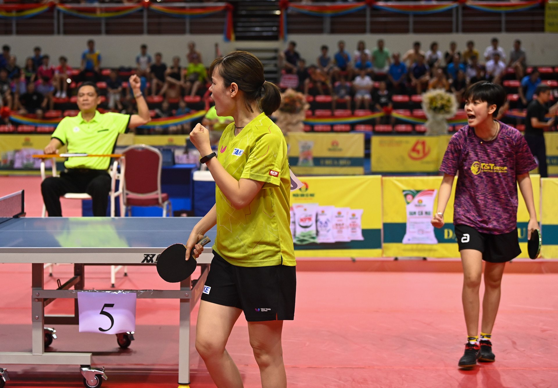 Niềm vui của hai tay vợt Nguyễn Thị Nga - Trần Mai Ngọc khi giành thắng lợi trong trận chung kết.