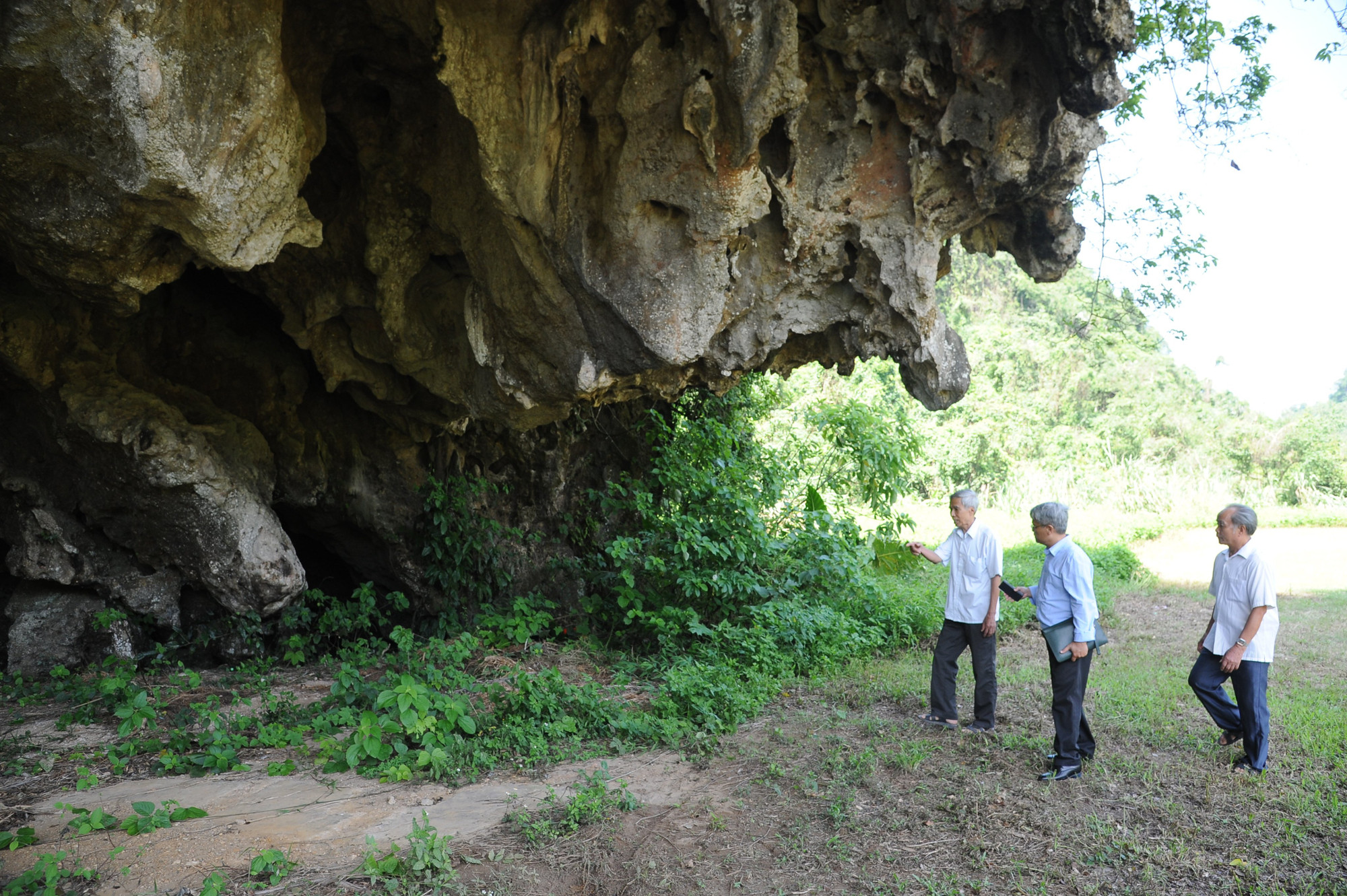 Nhà báo Hà Hồng (giữa) - con trai nhà báo Ngô Thi và hai nhân chứng là bác Nguyễn Quang Chinh (bên trái) và bác Nguyễn Văn Đậu (bên phải) tại hang Nhà báo trong chuyến công tác của đoàn Báo Nhân Dân lên hang Nhà báo năm 2018. (Ảnh: TRẦN HẢI)