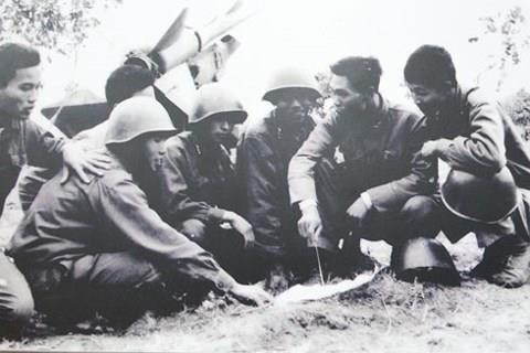 Kíp chiến đấu Tiểu đoàn 77 trao đổi kinh nghiệm đánh máy bay B-52 của không quân Mỹ. (Ảnh tư liệu)