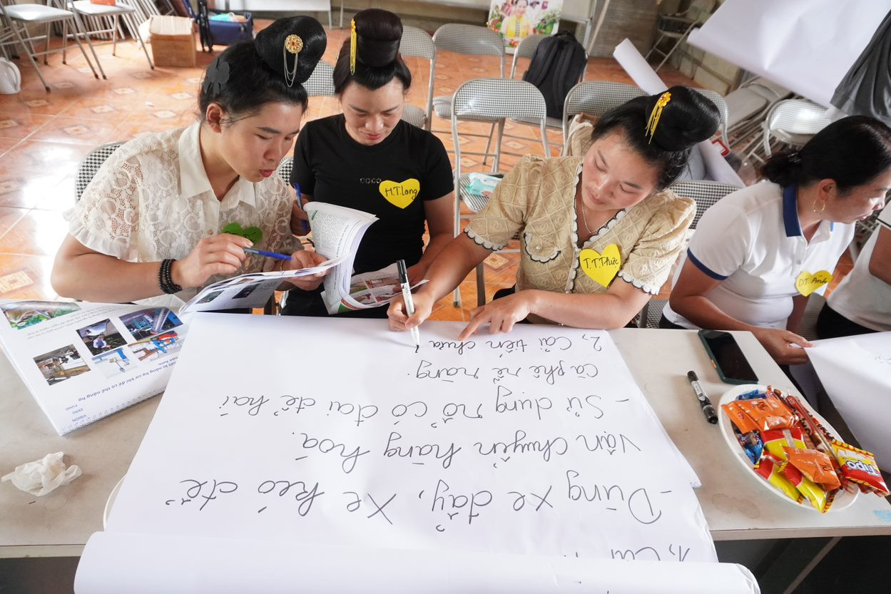 Các chị em tham gia dự án được trang bị các kiến thức bảo đảm an toàn trong quá trình trồng cà phê.