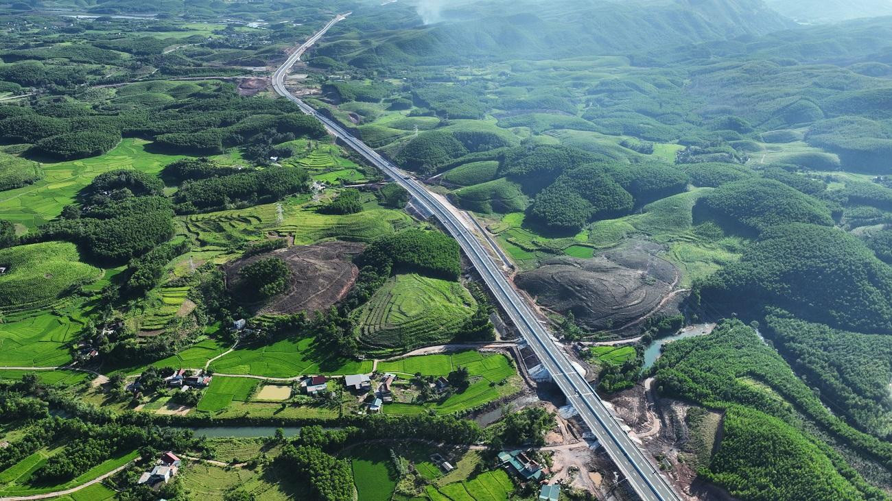 Vân Đồn - Móng Cái cũng là tuyến cao tốc duy nhất trên cả nước kết nối 3 sân bay quốc tế (Nội Bài, Cát Bi, Vân Đồn), 3 khu kinh tế và 1 cửa khẩu quốc tế. Điểm đầu cao tốc nằm gần sân bay quốc tế Vân Đồn. Vân Đồn - Móng Cái cũng là tuyến cao tốc duy nhất trên cả nước kết nối 3 sân bay quốc tế (Nội Bài, Cát Bi, Vân Đồn), 3 khu kinh tế và 1 cửa khẩu quốc tế. Điểm đầu cao tốc nằm gần sân bay quốc tế Vân Đồn.