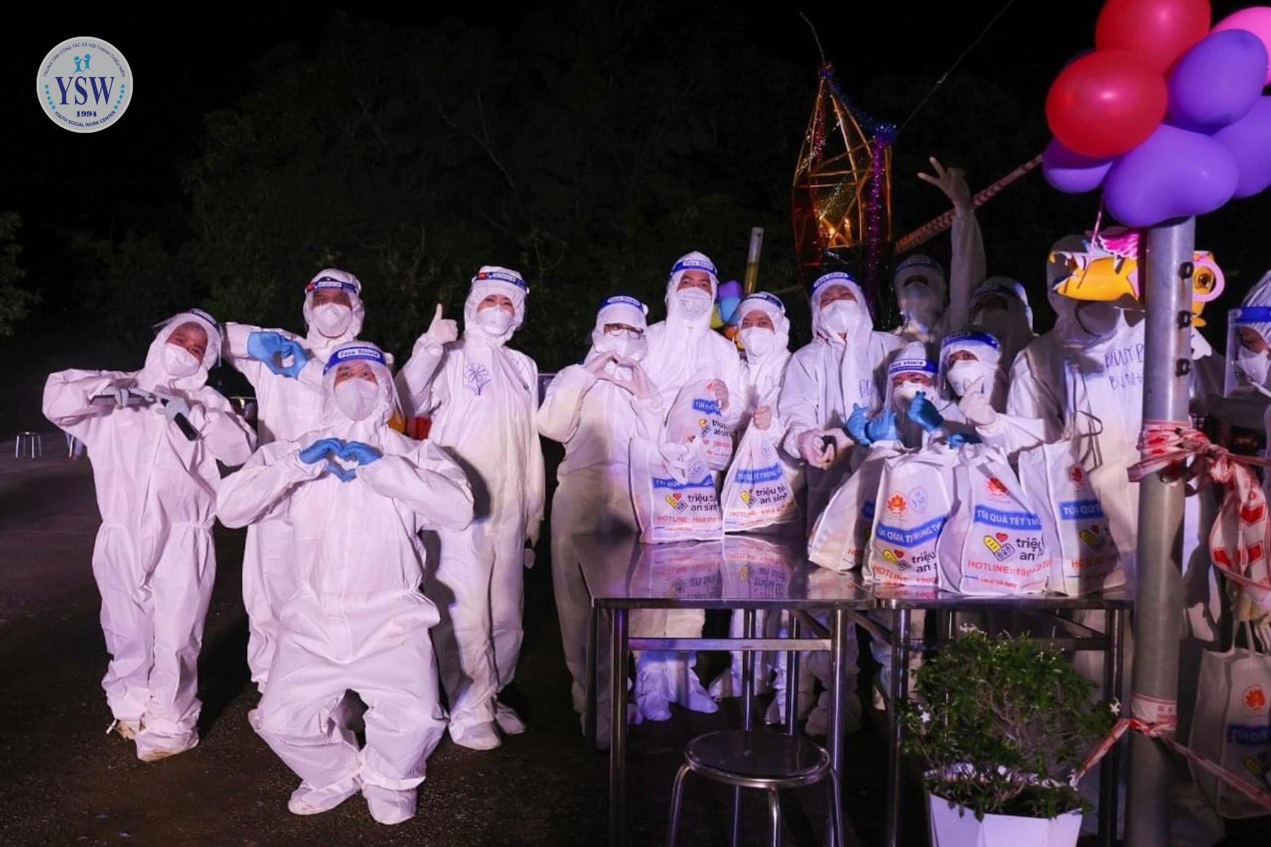 Những túi quà Tết của Chuyến xe yêu thương đến với các nhân viên y tế trong tâm dịch. Những túi quà Tết của Chuyến xe yêu thương đến với các nhân viên y tế trong tâm dịch.