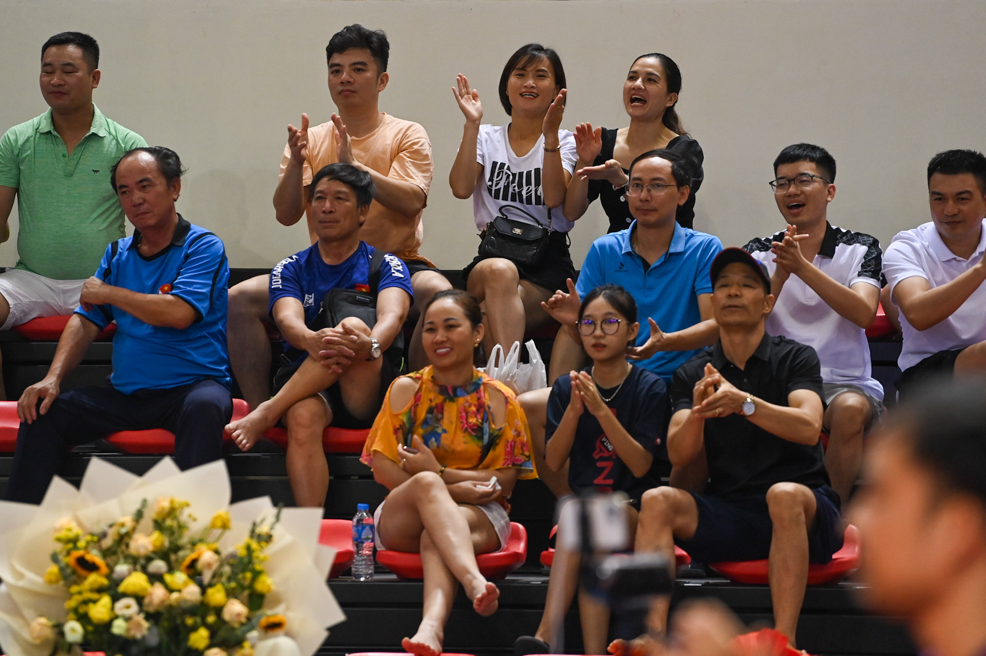 Khán giả tại Nhà thi đấu đa năng tỉnh Quảng Ninh cổ vũ nhiệt tình cho các tay vợt.