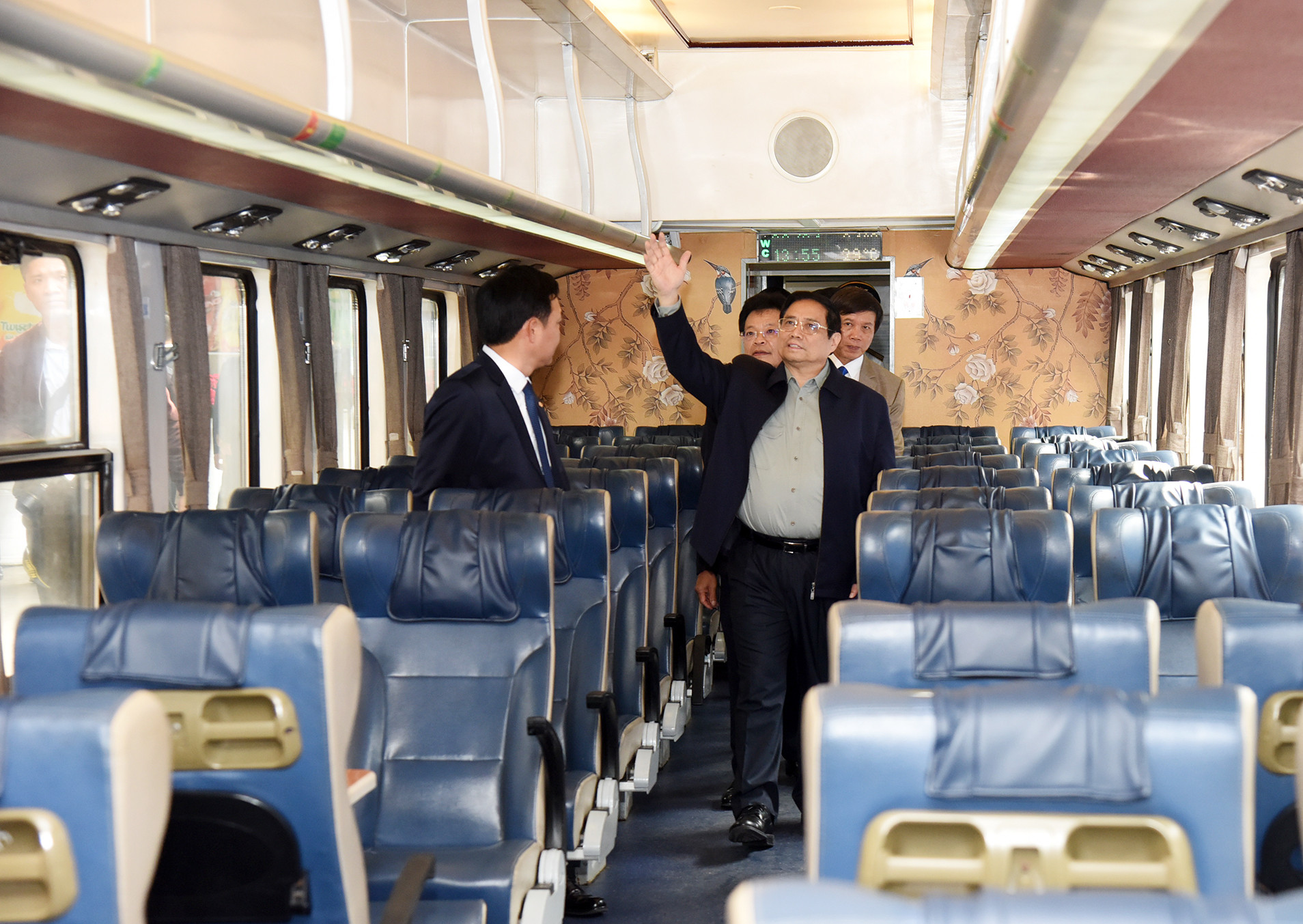 Thủ tướng Phạm Minh Chính thăm khoang ghế mềm tàu khách chất lượng cao Hà Nội-Đà Nẵng (SE19).