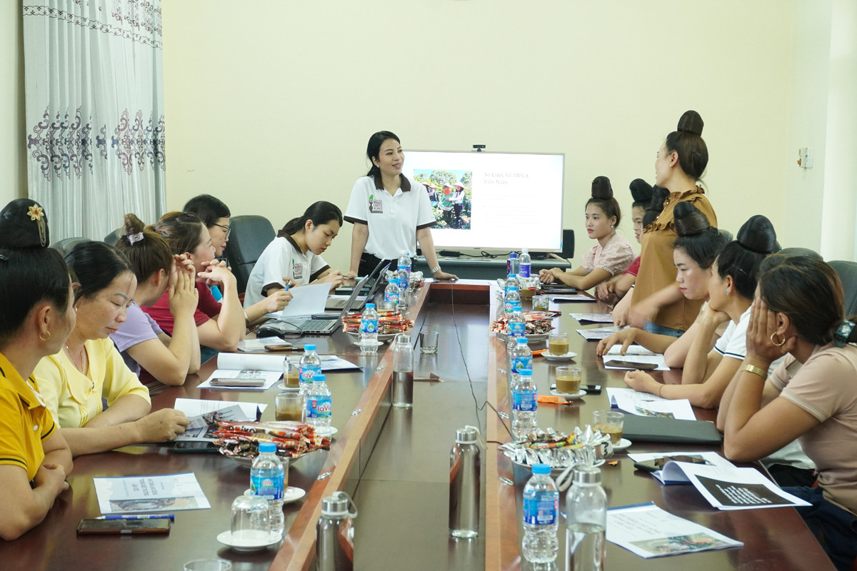 Không chỉ kiến thức về trồng cà phê, các chị em còn được cung cấp cách bảo đảm sinh kế, hỗ trợ ngành cà phê phát triển bền vững.