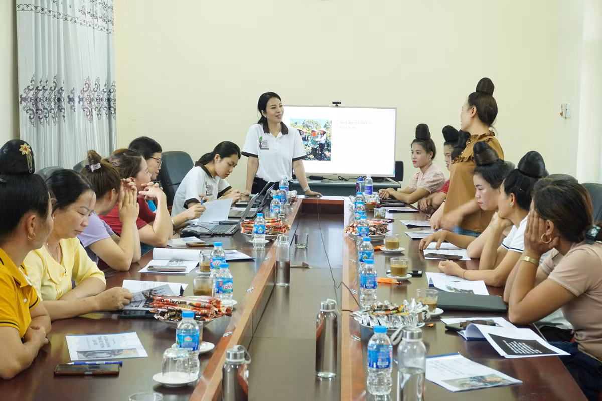 Không chỉ kiến thức về trồng cà phê, các chị em còn được cung cấp cách bảo đảm sinh kế, hỗ trợ ngành cà phê phát triển bền vững.