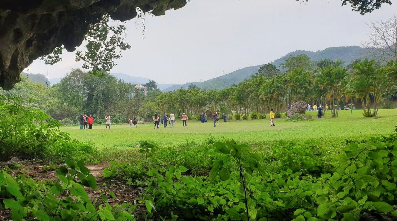 Hang Nhà báo nằm dưới chân một núi đá vôi. Trước cửa hang ngày nay là một bãi cỏ xanh mướt. (Ảnh: THU TRANG)
