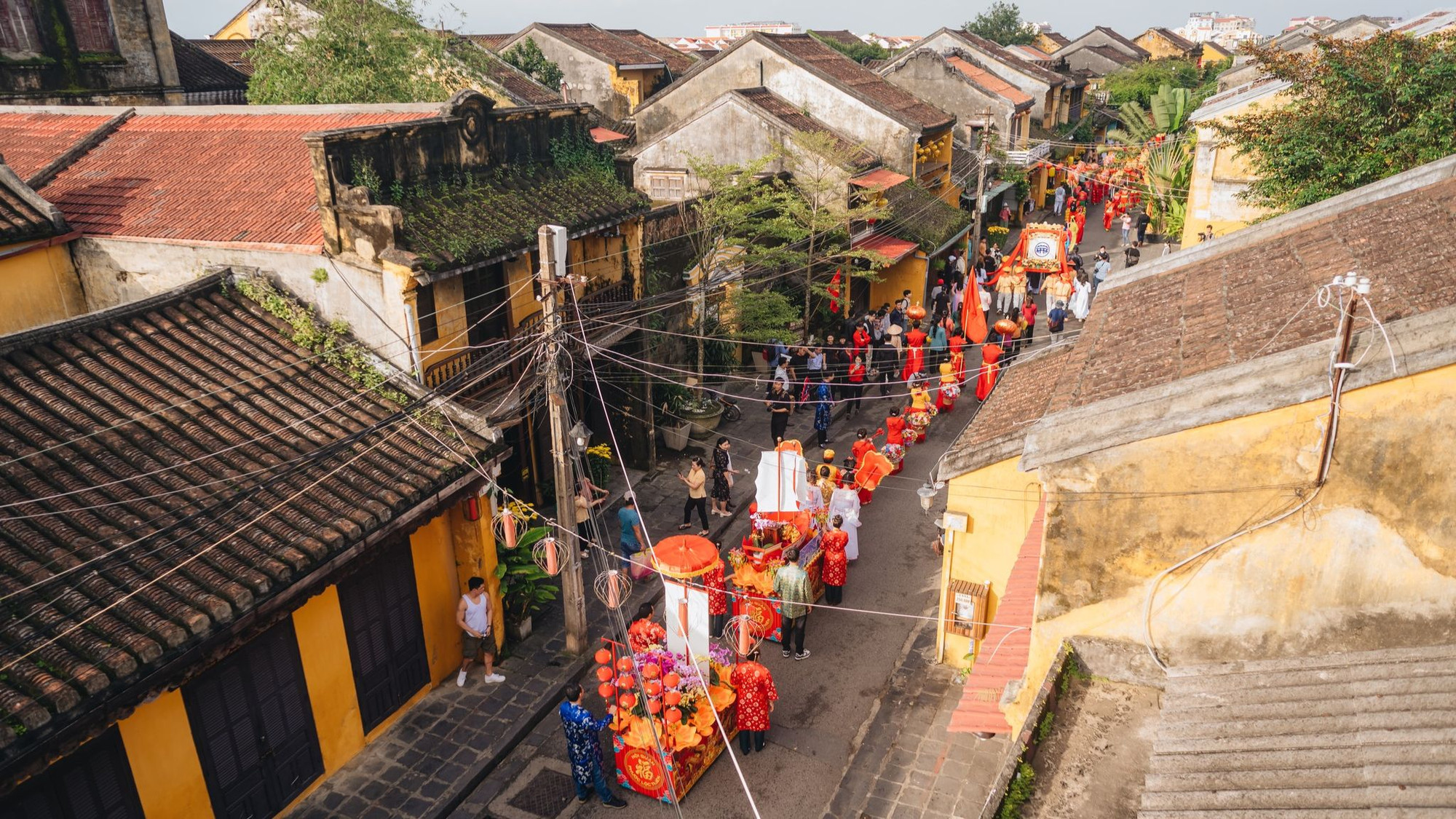 Nguồn thu từ việc bán vé cũng góp phần vào việc tạo ra các sản phẩm du lịch-văn hóa nghệ thuật trong khu phố cổ phục vụ du khách. (Ảnh: DUY HẬU)