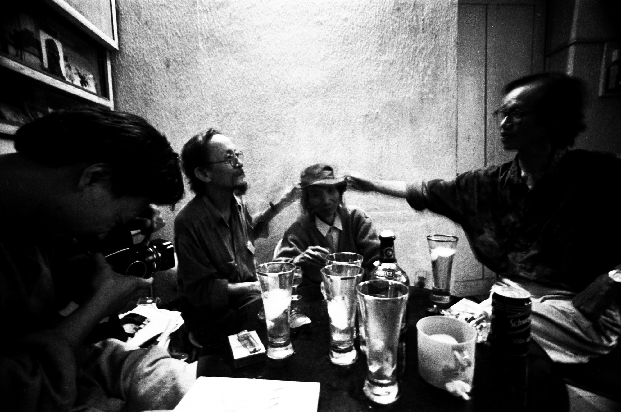 Dương Minh Long (người đang chụp ảnh ở góc trái) - Thái Bá Vân - Văn Cao - Trịnh Công Sơn (24/4/1995)