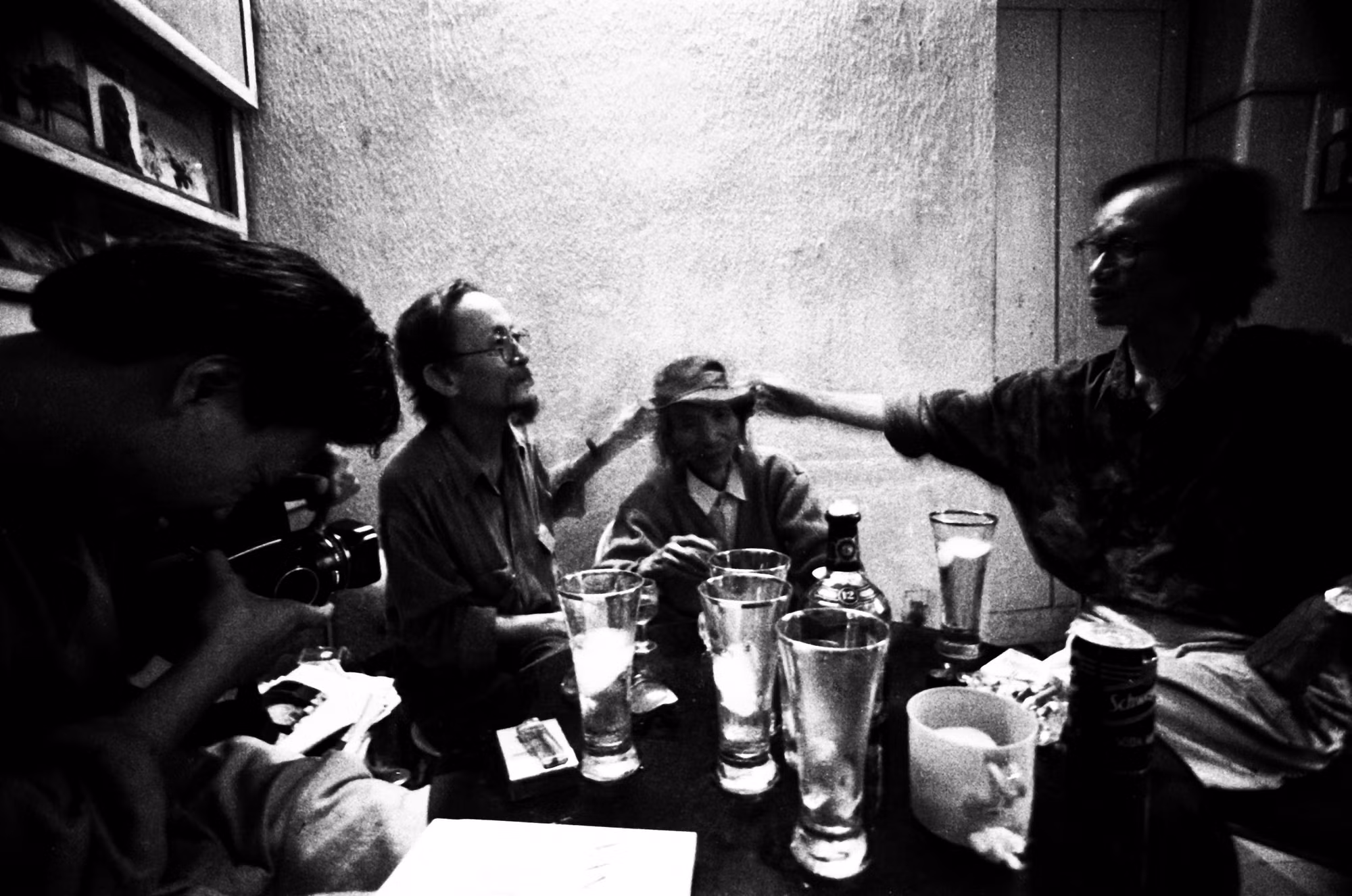 Dương Minh Long (người đang chụp ảnh ở góc trái) - Thái Bá Vân - Văn Cao - Trịnh Công Sơn (24/4/1995)