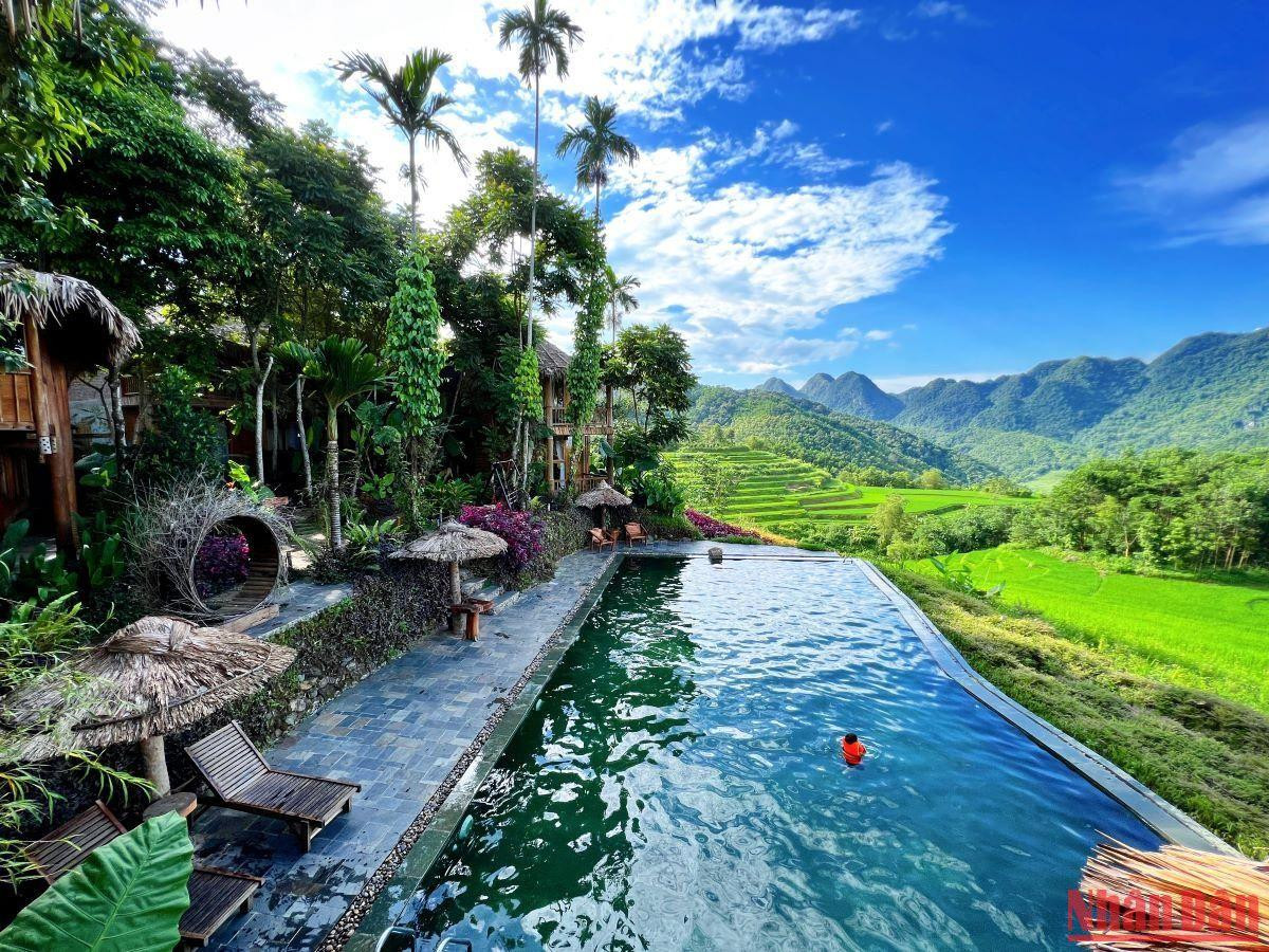 Các khu nghỉ dưỡng cao cấp ở Pù Luông thường xuyên kín chỗ cuối tuần, ngày lễ...