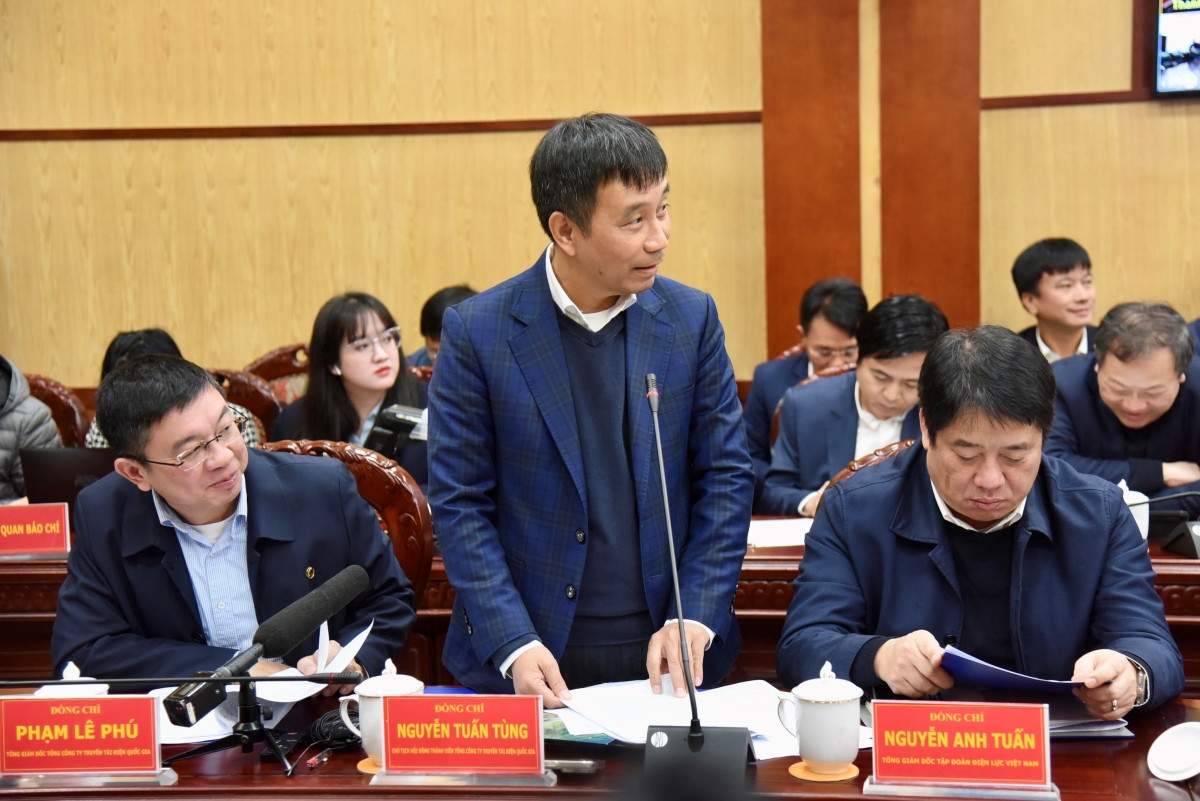 Chủ tịch Hội đồng Thành viên EVNNPT Nguyễn Tuấn Tùng báo cáo Thủ tướng Chính phủ tại hội nghị.