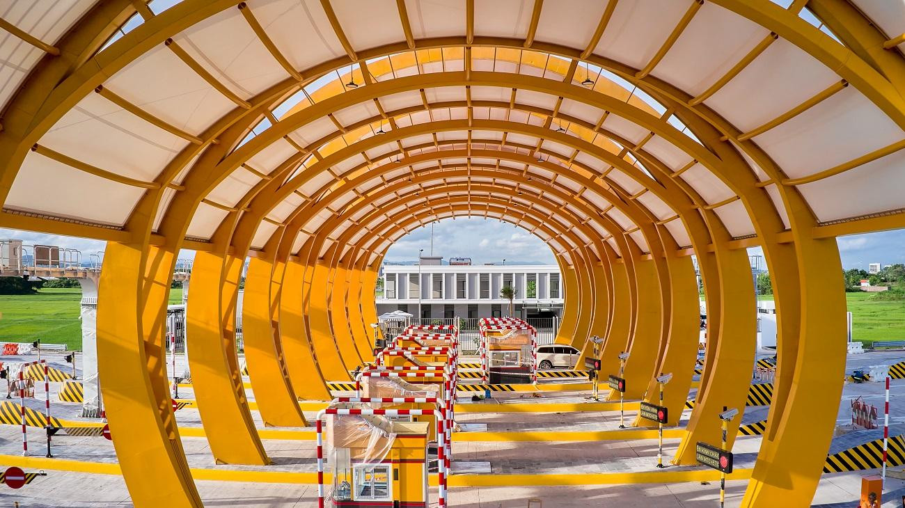 Phương tiện qua trạm sẽ thực hiện thu phí không dừng. Phương tiện qua trạm sẽ thực hiện thu phí không dừng.