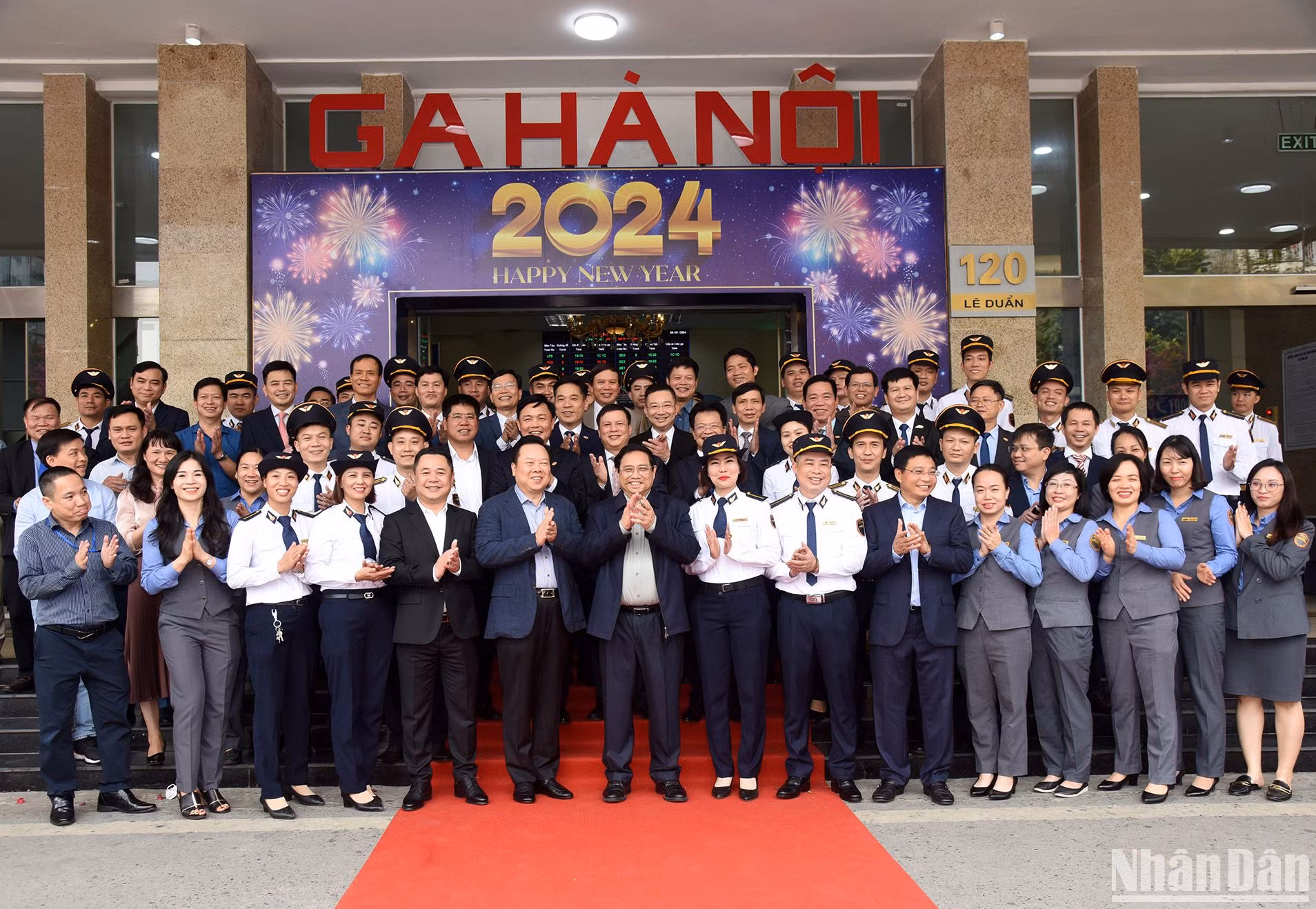 Thủ tướng Phạm Minh Chính với cán bộ, nhân viên Ga Hà Nội.