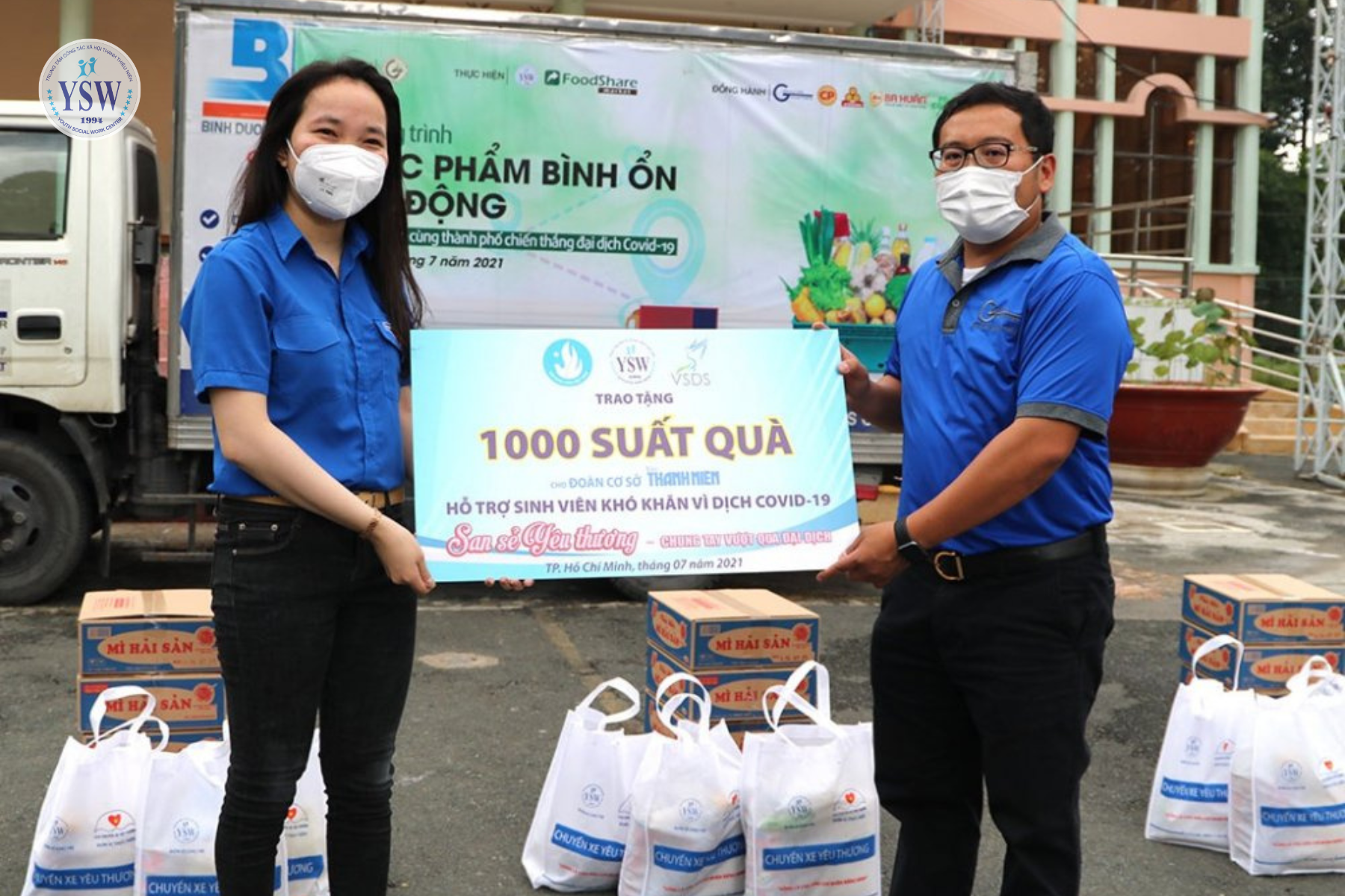 Những túi quà hỗ trợ sinh viên khó khăn vì dịch Covid-19 trong chương trình thực phẩm bình ổn lưu động. Những túi quà hỗ trợ sinh viên khó khăn vì dịch Covid-19 trong chương trình thực phẩm bình ổn lưu động.