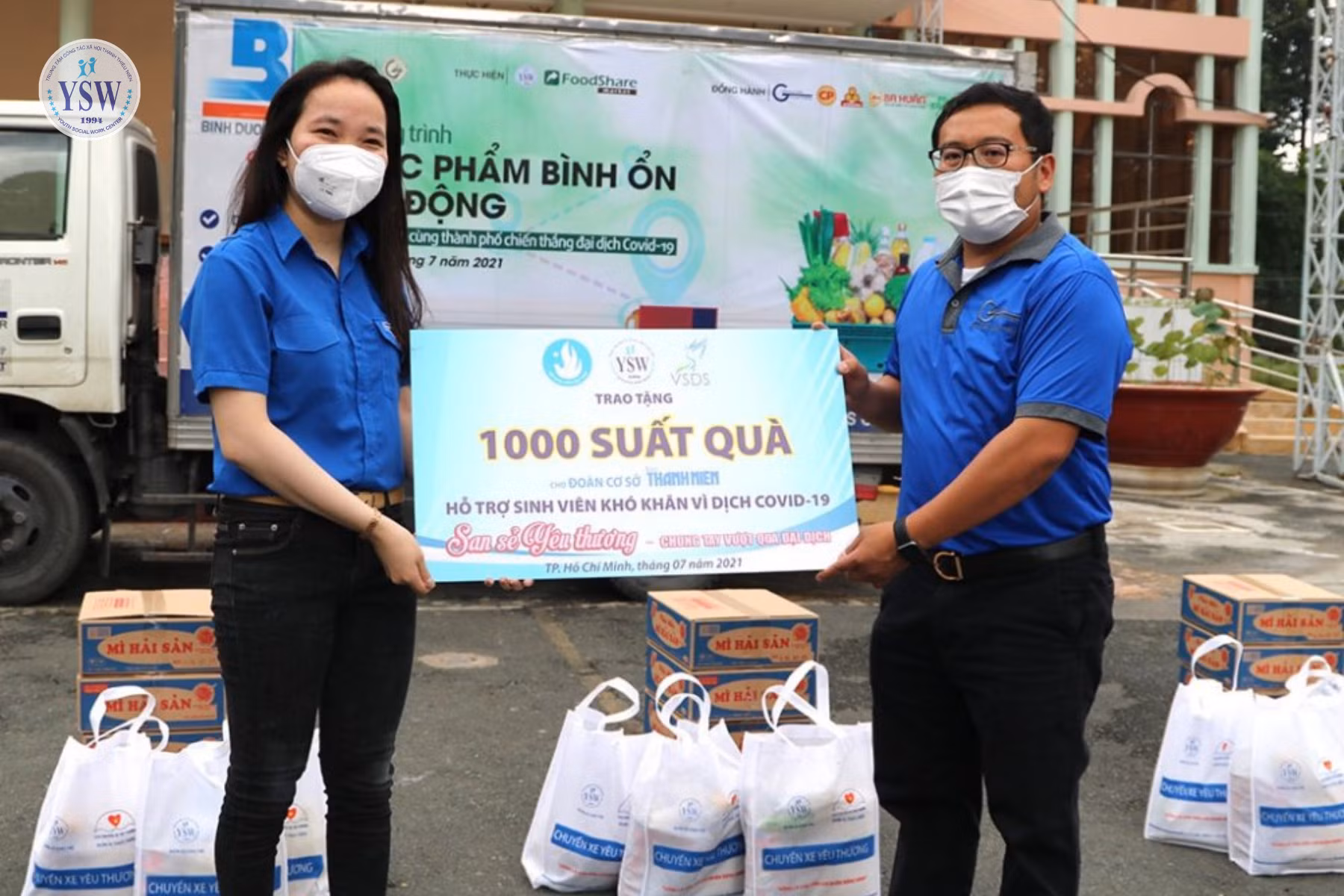 Những túi quà hỗ trợ sinh viên khó khăn vì dịch Covid-19 trong chương trình thực phẩm bình ổn lưu động.
