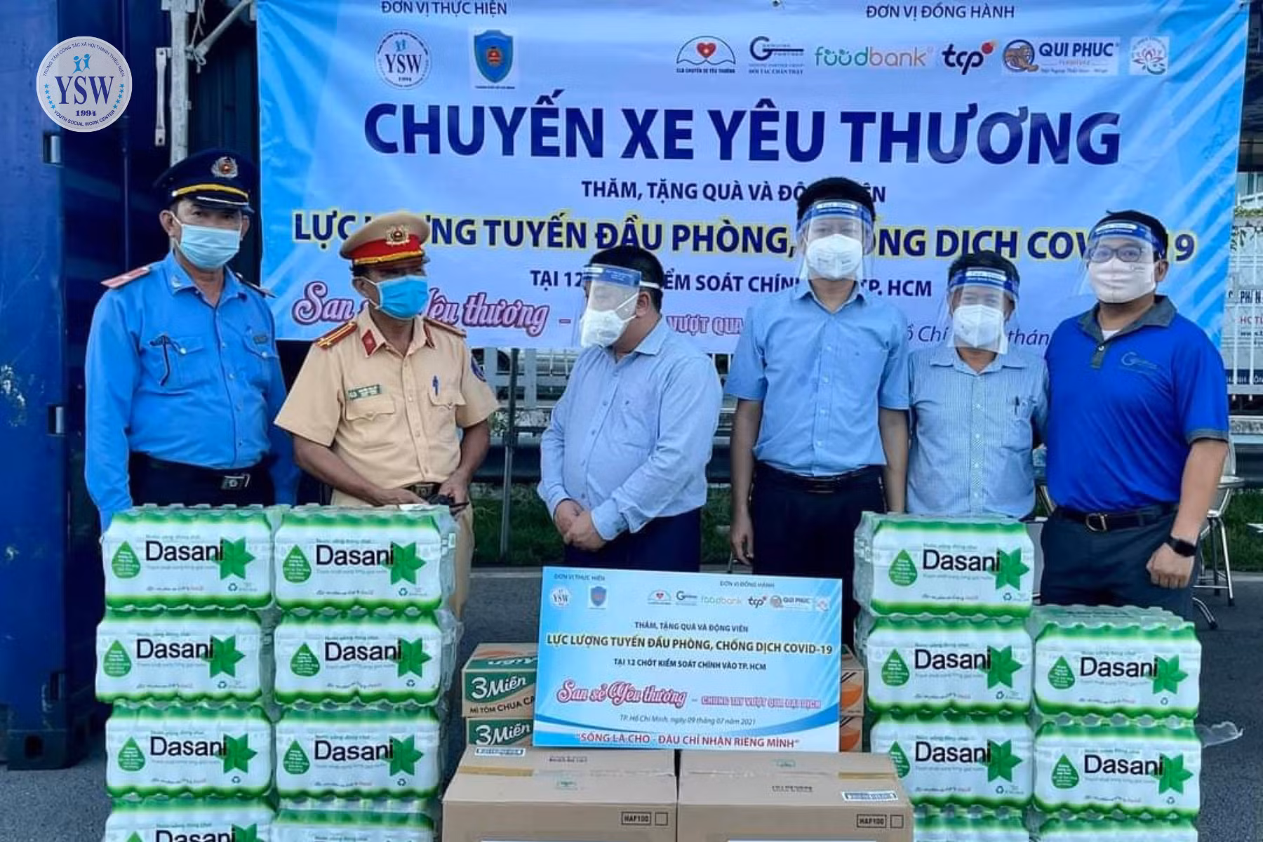 Chuyến xe yêu thương mang theo những phần hỗ trợ thiết thực cho công tác phòng, chống dịch Covid-19.