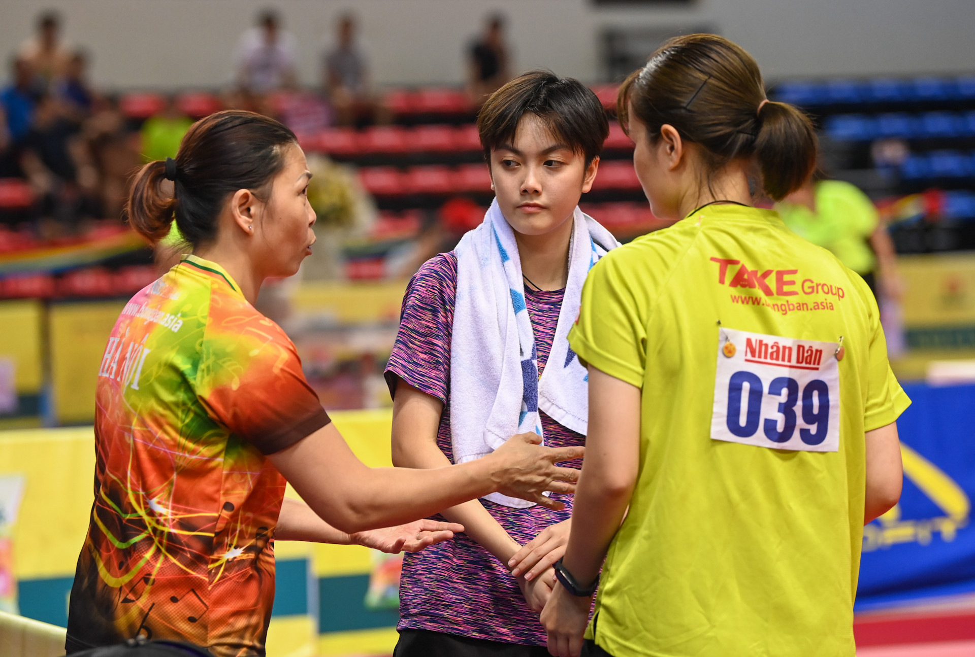 Huấn luyện viên Ngô Thu Thuỷ chỉ đạo hai học trò Nguyễn Thị Nga và Trần Mai Ngọc trước khi bước vào séc thứ năm.