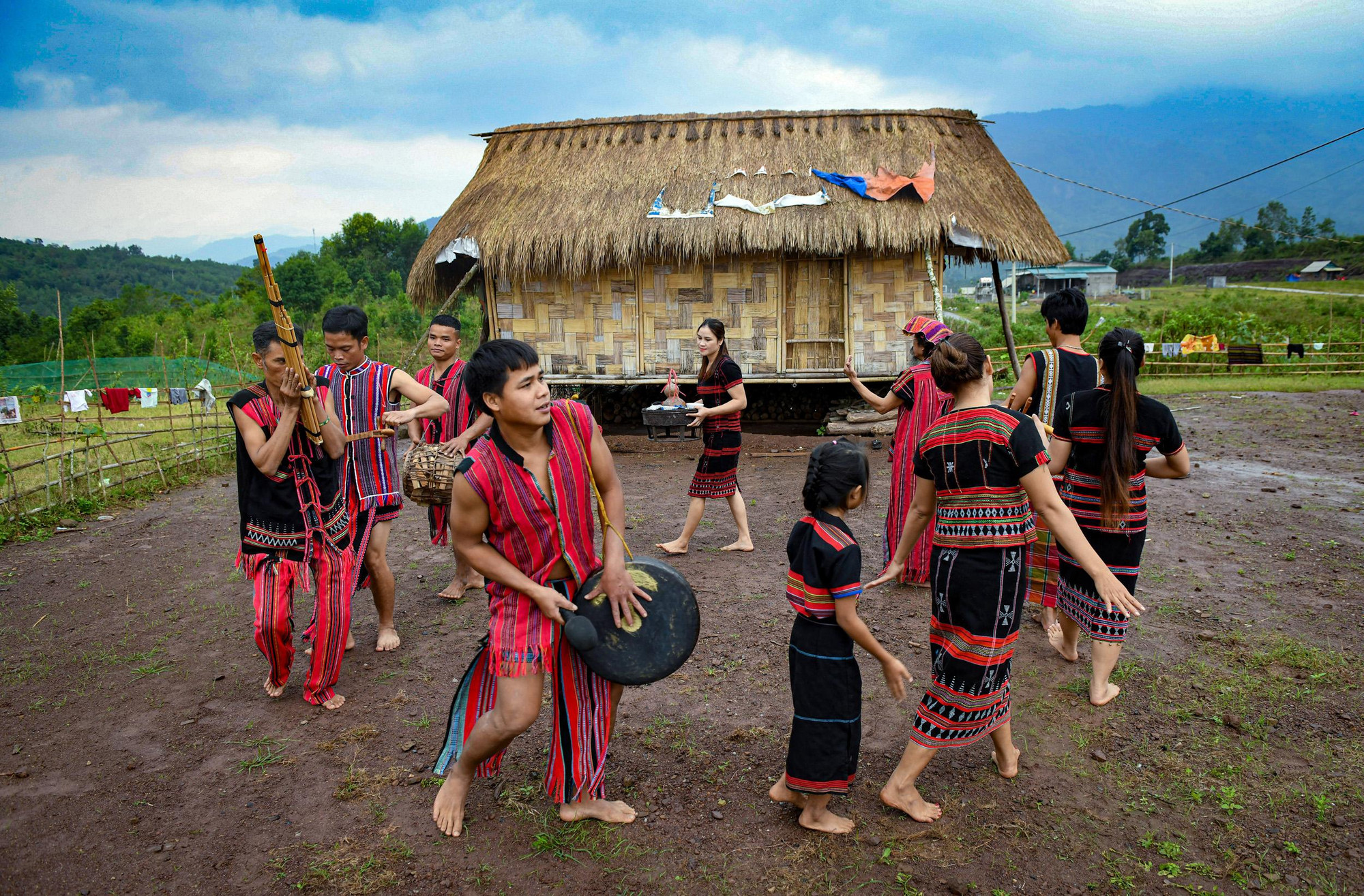 Một hoạt động sinh hoạt văn hóa truyền thống của người Tà Ôi (Ảnh: THÀNH ĐẠT)