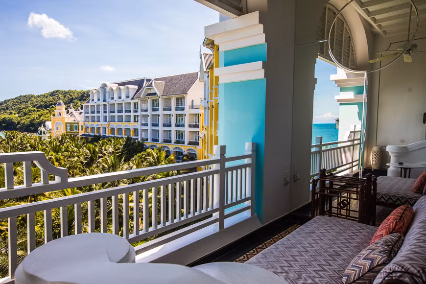 Khu nghỉ dưỡng JW Marriott Phú Quốc Emerald Bay Resort & Spa nhiều năm liền giữ vững danh hiệu là "Khu nghỉ dưỡng theo chủ đề sang trọng hàng đầu thế giới" của WTA (Ảnh: VietnamTravel)