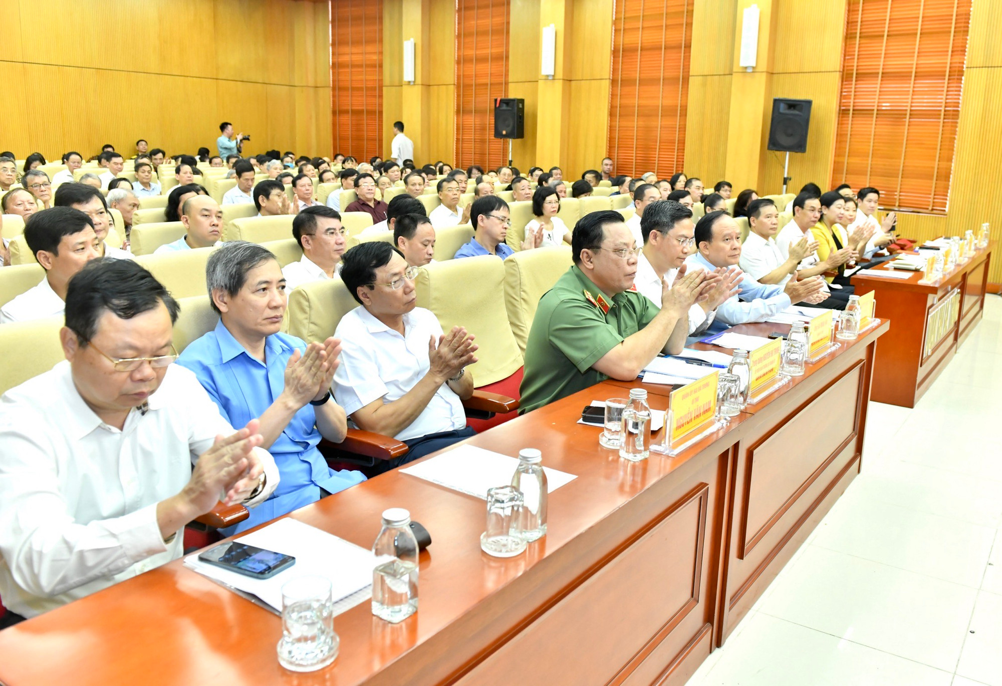 Các đại biểu và cử tri thành phố Hà Nội tham dự hội nghị.