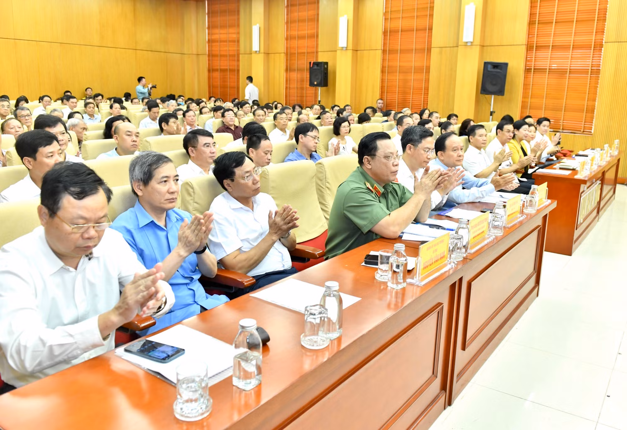 Các đại biểu và cử tri thành phố Hà Nội tham dự hội nghị.