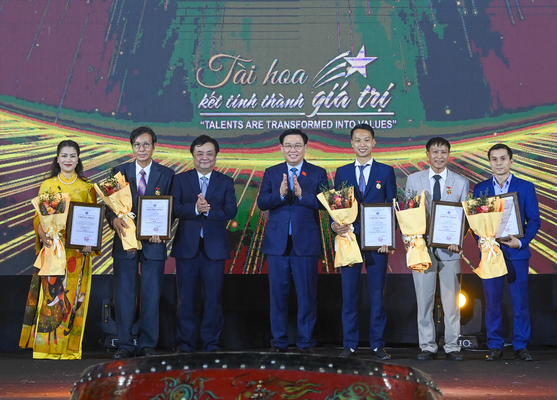 Chủ tịch Quốc hội Vương Đình Huệ và Bộ trưởng Nông nghiệp và Phát triển nông thôn Lê Minh Hoan trao giải A, Hội thi sản phẩm thủ công mỹ nghệ Việt Nam năm 2023 cho các nghệ nhân.