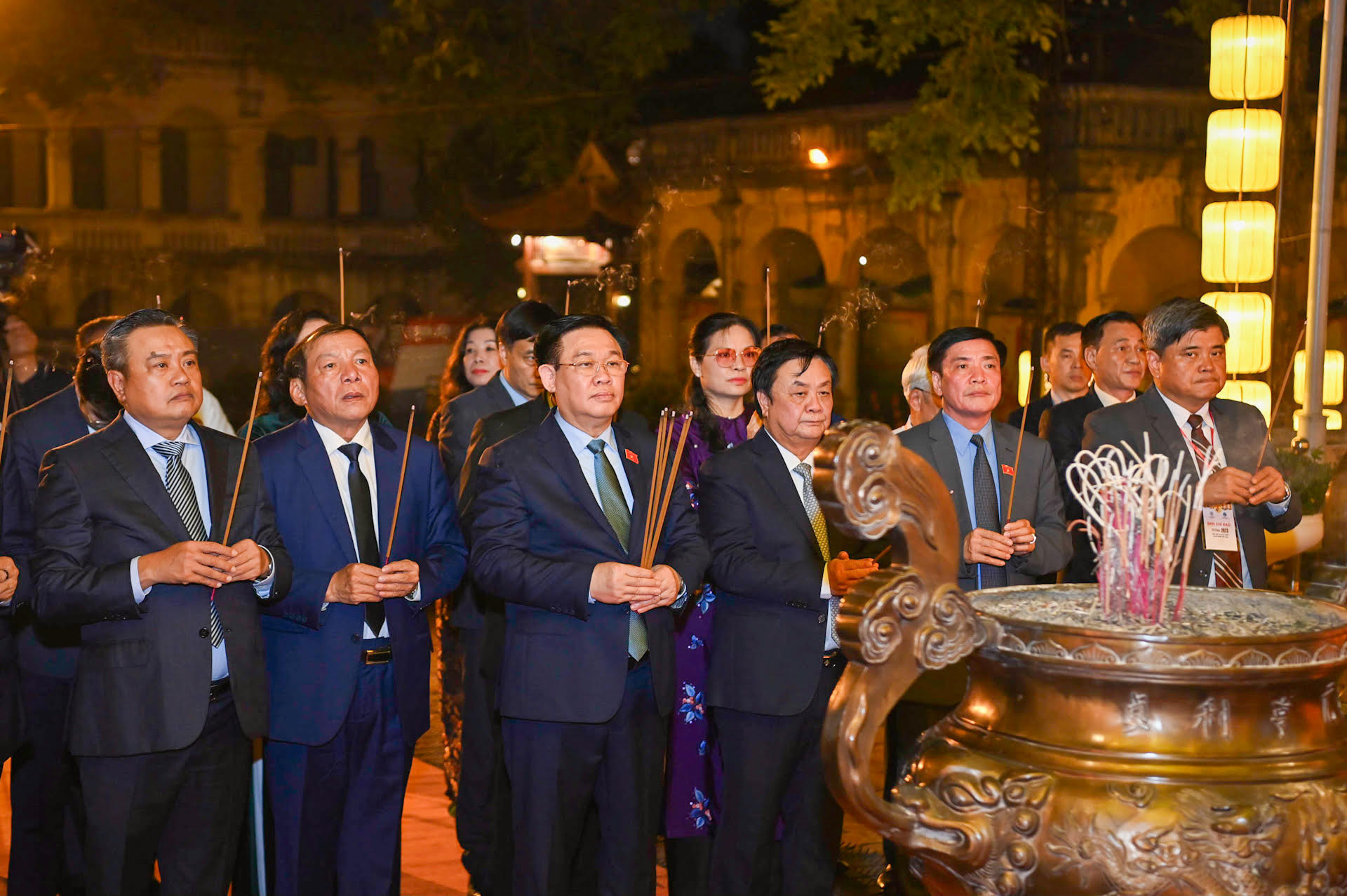 Chủ tịch Quốc hội Vương Đình Huệ và các đại biểu dâng hương tại điện Kính Thiên.