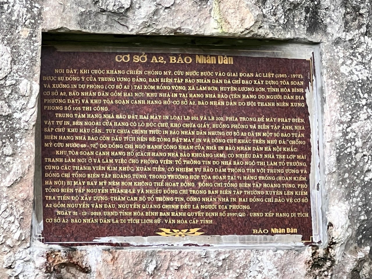 Biển di tích: “Cơ sở A2, Báo Nhân Dân” được gắn bên ngoài cửa hang Nhà báo.